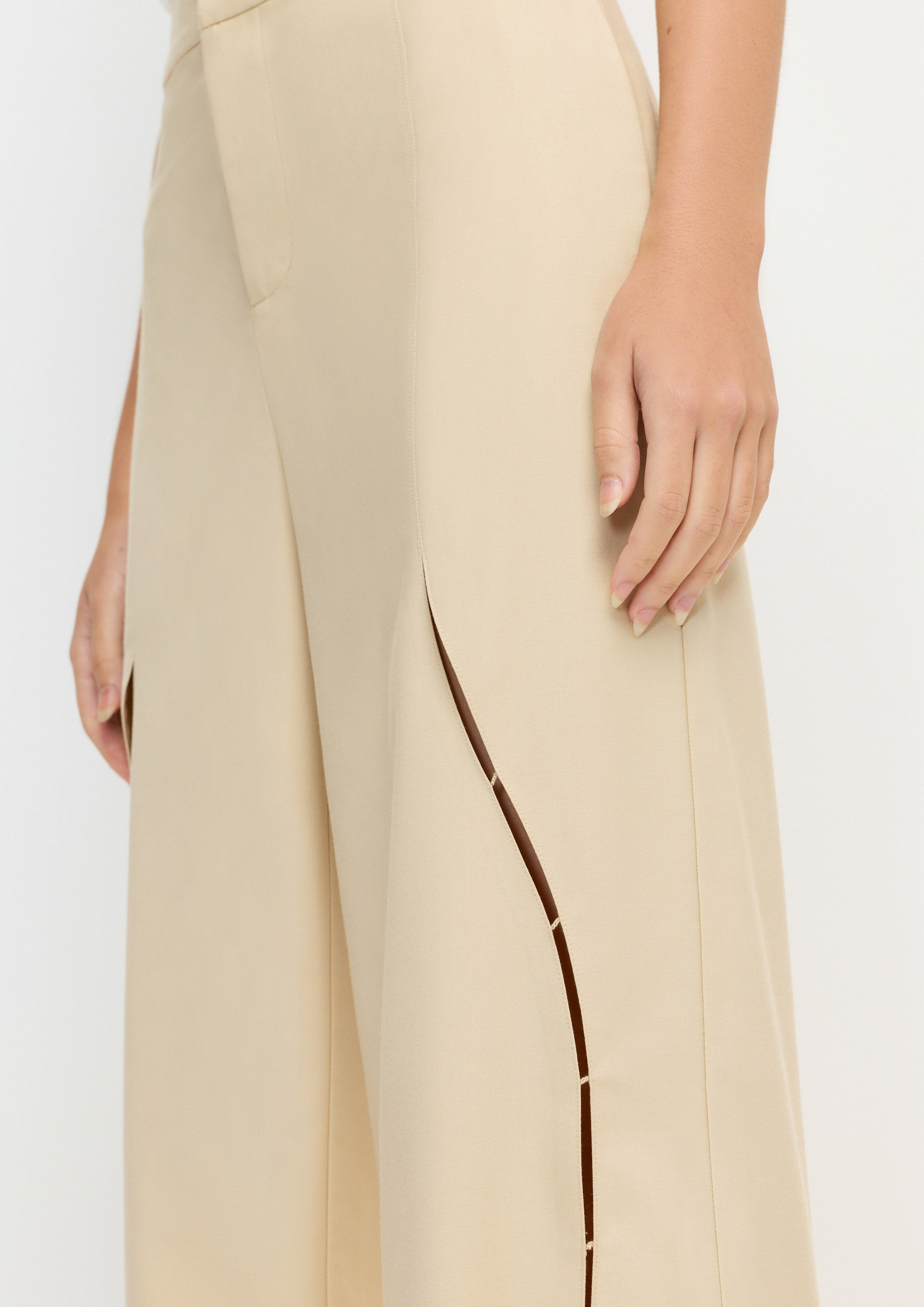 กางเกงขายาวแต่งคัตเอาท์ทรงเคิฟ คอลเลกชัน Aurora Veil