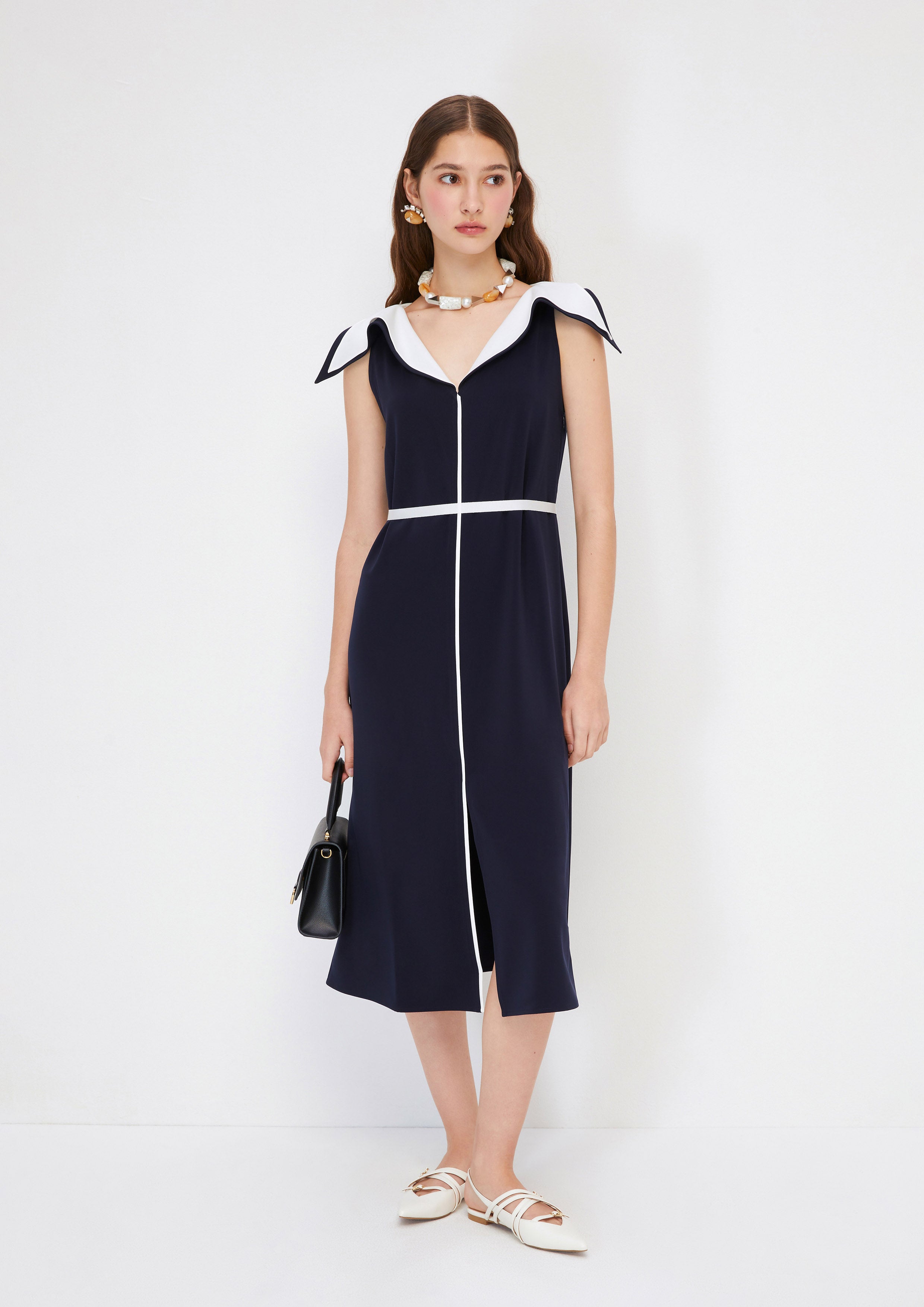 เดรสคลุมเข่าปกคอเสื้อโอเวอร์ไซส์ คอลเลกชัน Crystaline