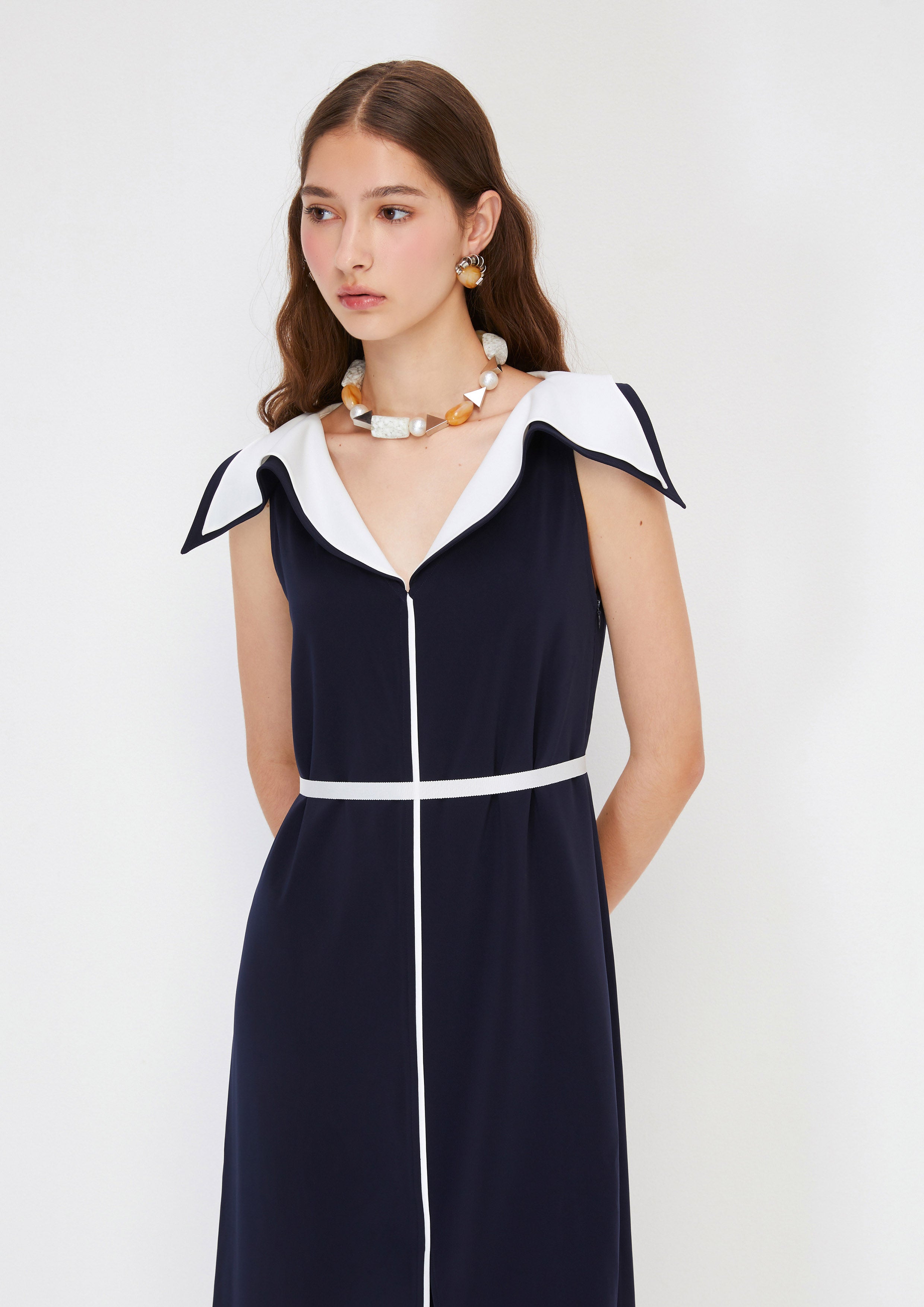 เดรสคลุมเข่าปกคอเสื้อโอเวอร์ไซส์ คอลเลกชัน Crystaline