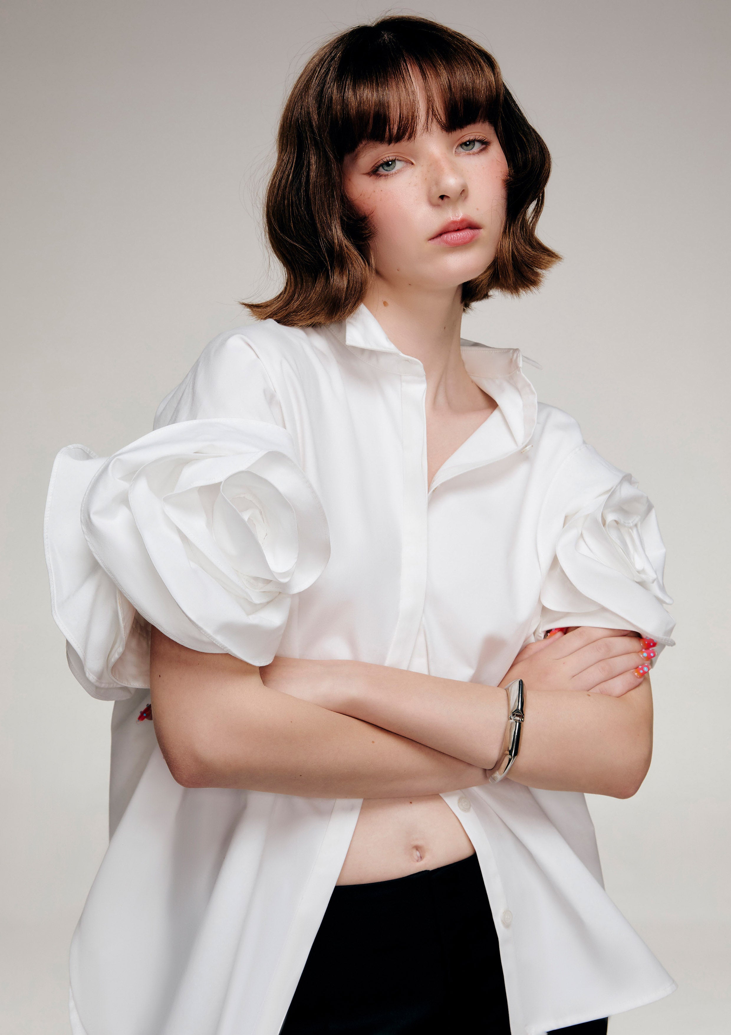 เสื้อเชิ้ตแขนเสื้อแต่งดอกกุหลาบ คอลเลกชัน Reviere