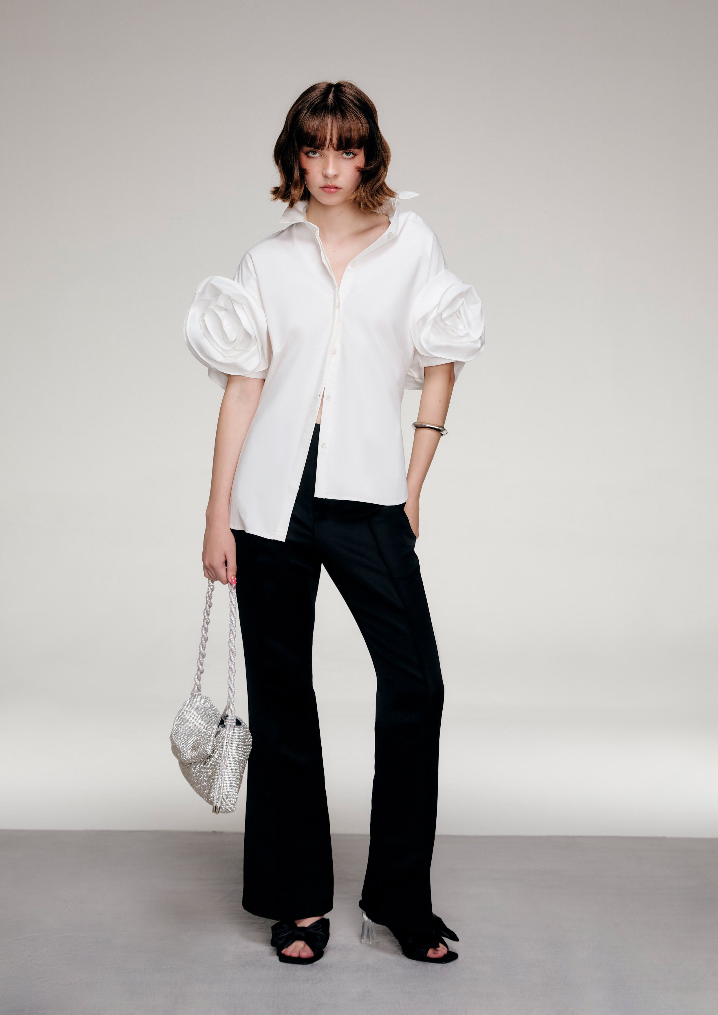 เสื้อเชิ้ตแขนเสื้อแต่งดอกกุหลาบ คอลเลกชัน Reviere