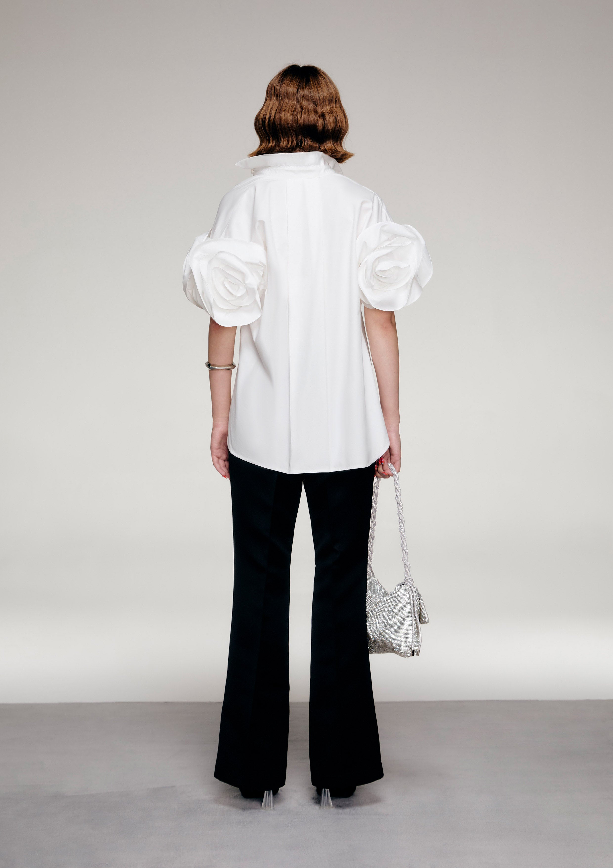 เสื้อเชิ้ตแขนเสื้อแต่งดอกกุหลาบ คอลเลกชัน Reviere