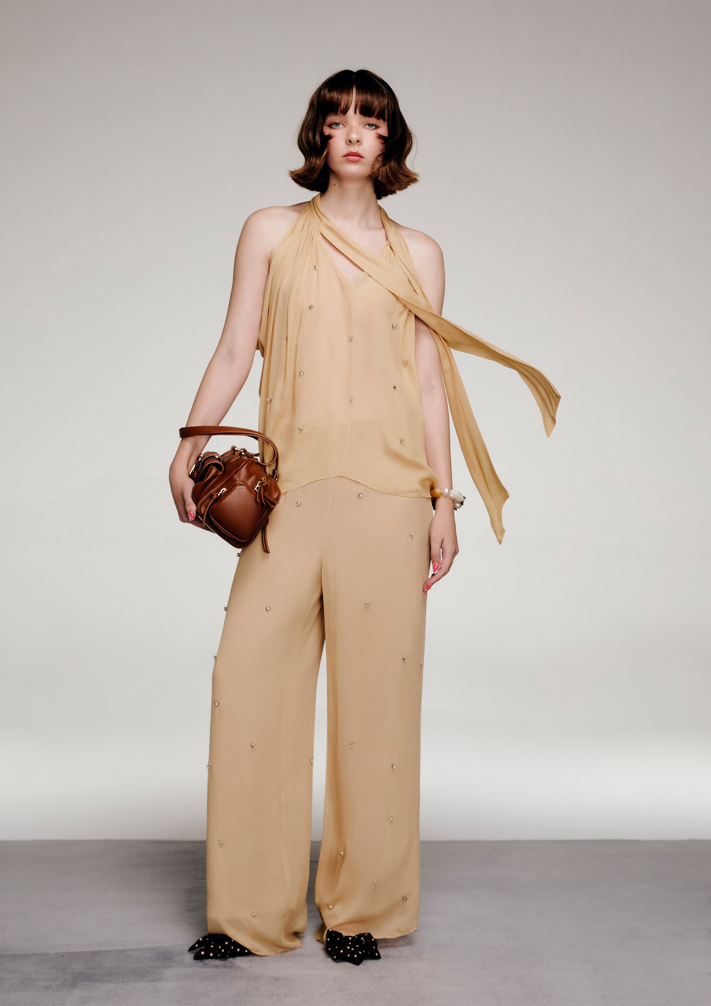 เสื้อแขนกุดแต่งคริสตัลคอเสื้อผูกโบ คอลเลกชัน Reviere