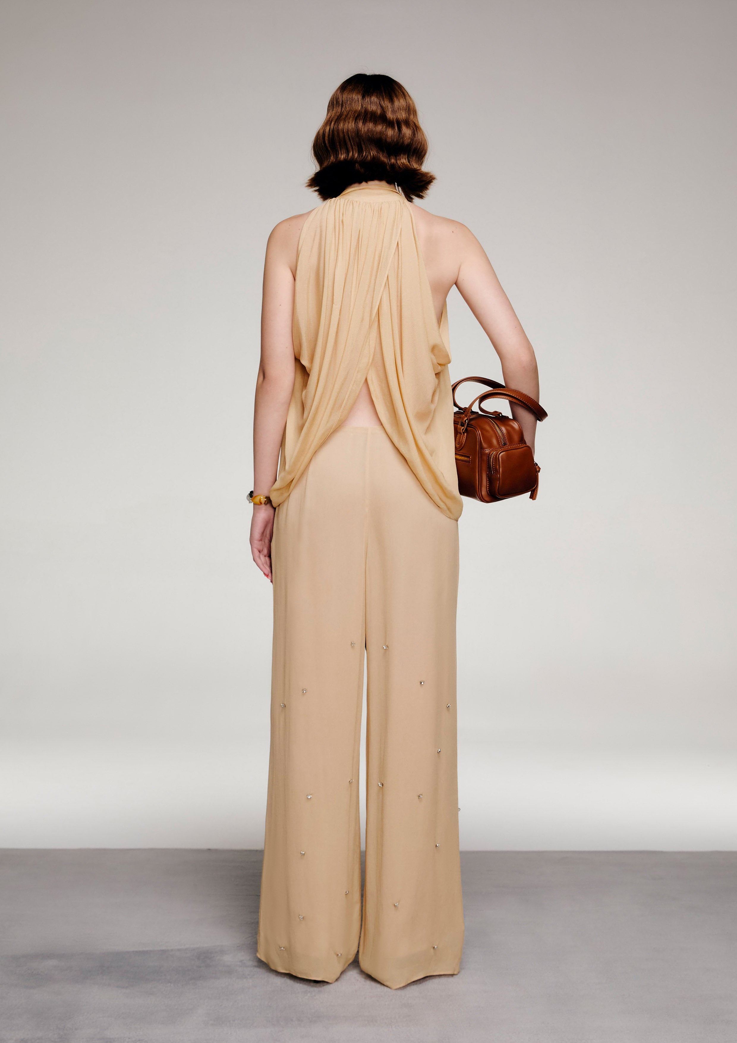 เสื้อแขนกุดแต่งคริสตัลคอเสื้อผูกโบ คอลเลกชัน Reviere