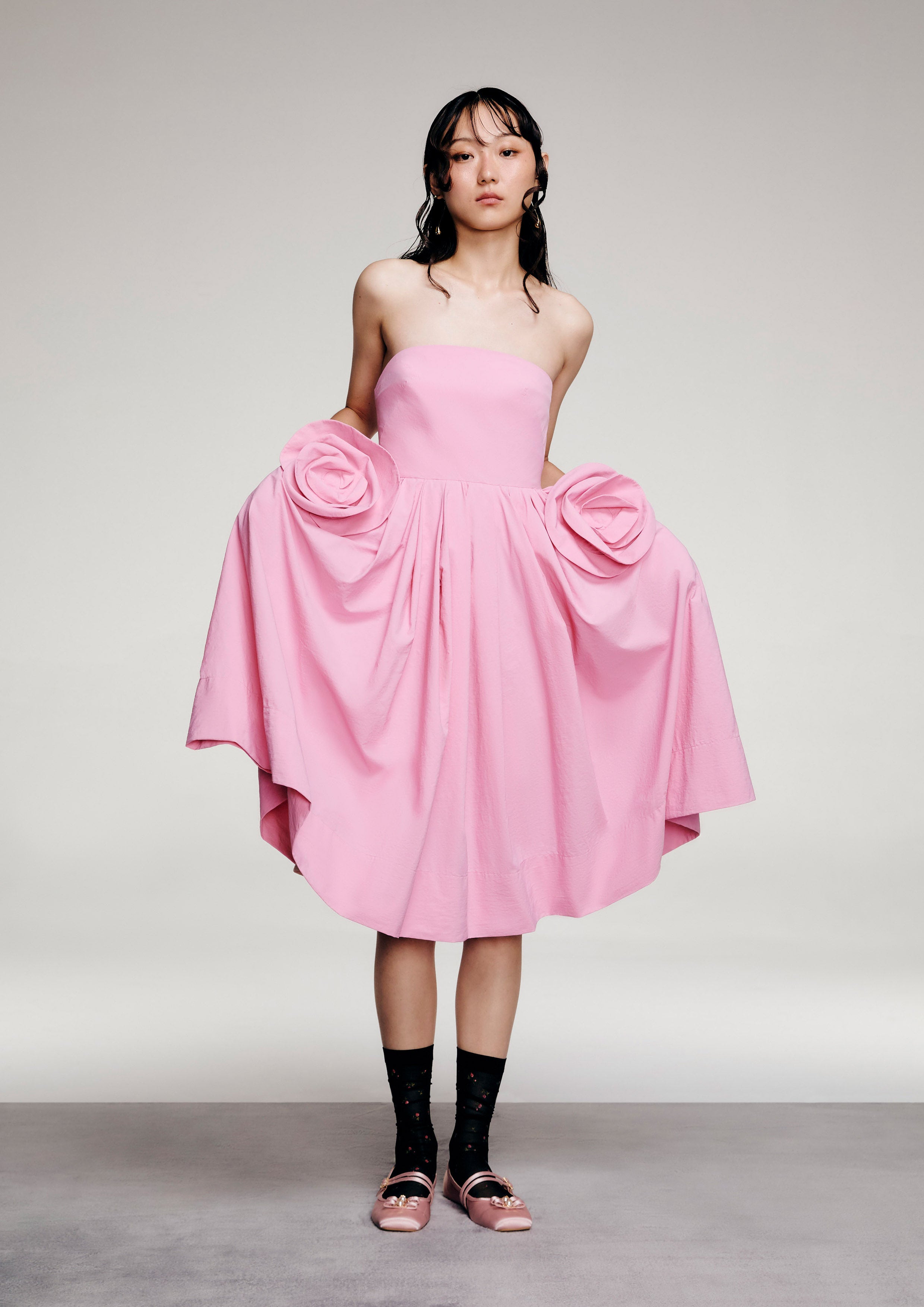 เดรสเกาะอกแต่งดอกกุหลาบ คอลเลกชัน Reviere