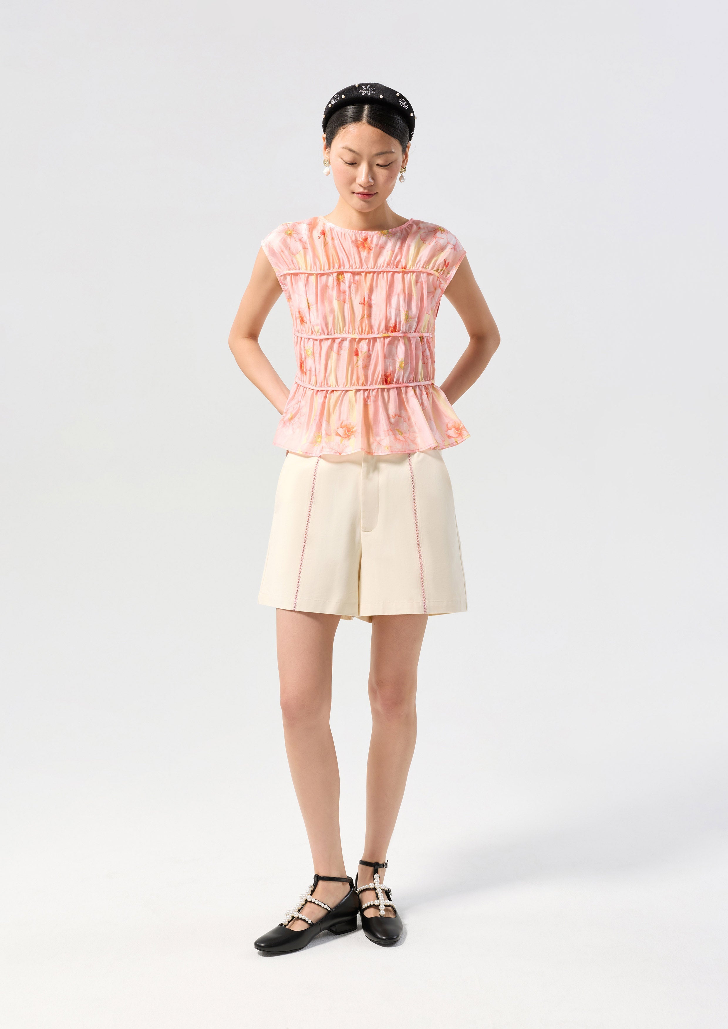 เสื้อเบลาส์ซาตินพิมพ์ลายดอกไม้จับย่น คอลเลกชัน Oasis