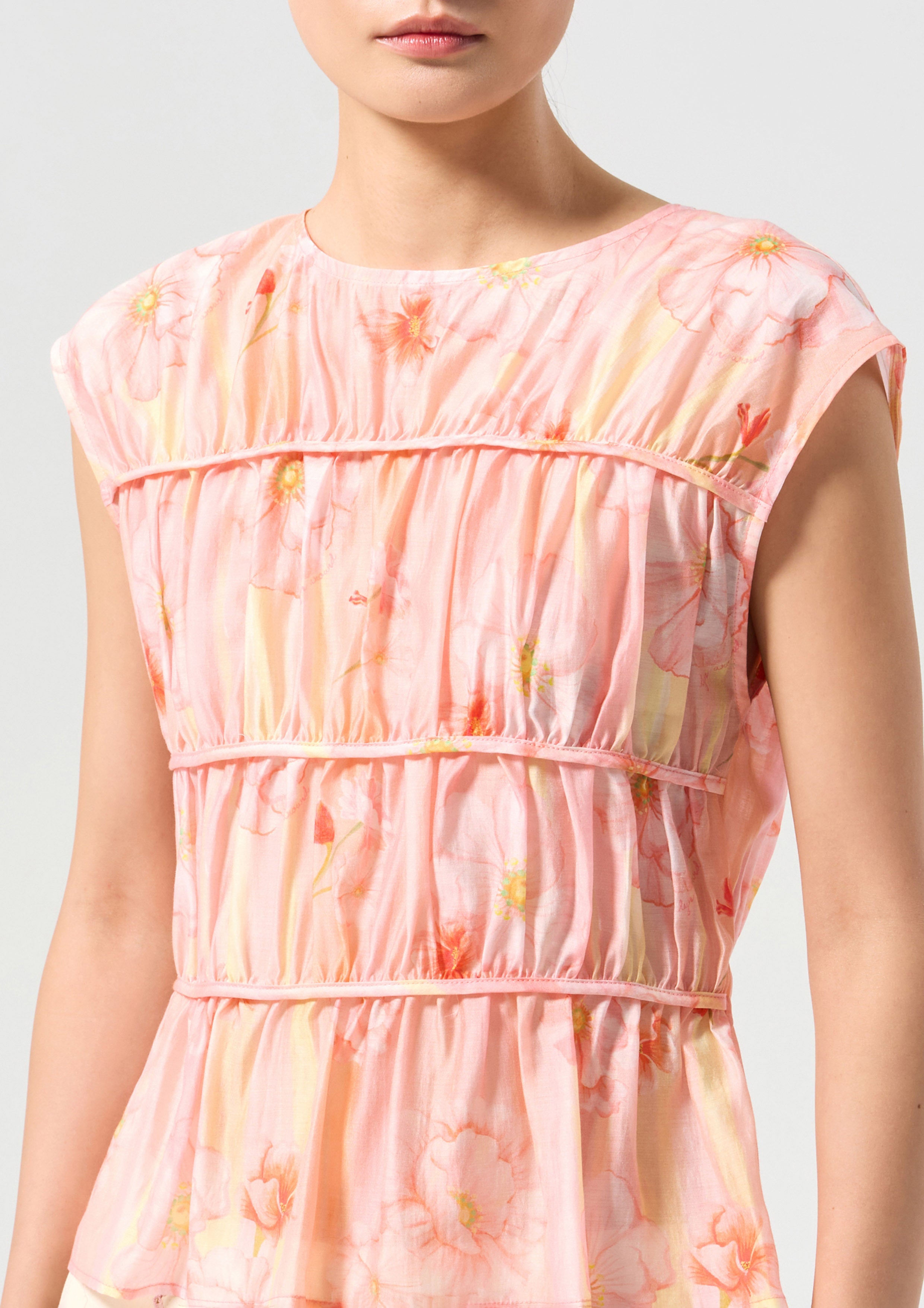 เสื้อเบลาส์ซาตินพิมพ์ลายดอกไม้จับย่น คอลเลกชัน Oasis