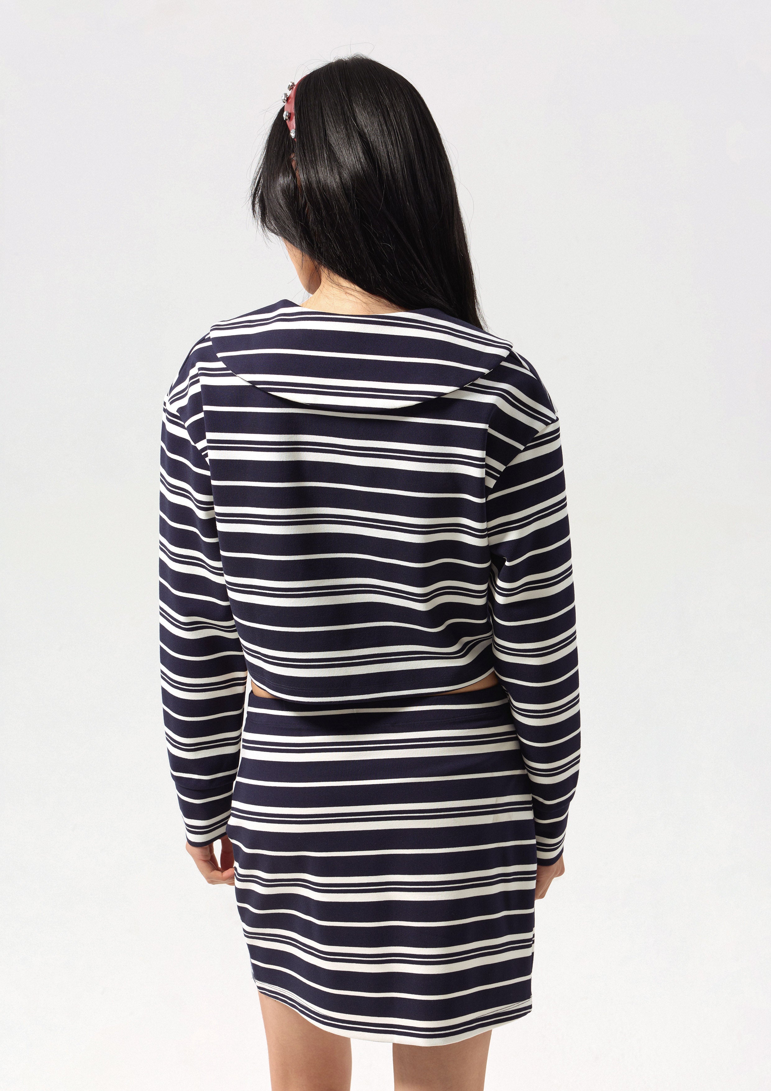 เสื้อครอปแขนยาวลายทาง คอลเลกชัน Califonia Yacht Club