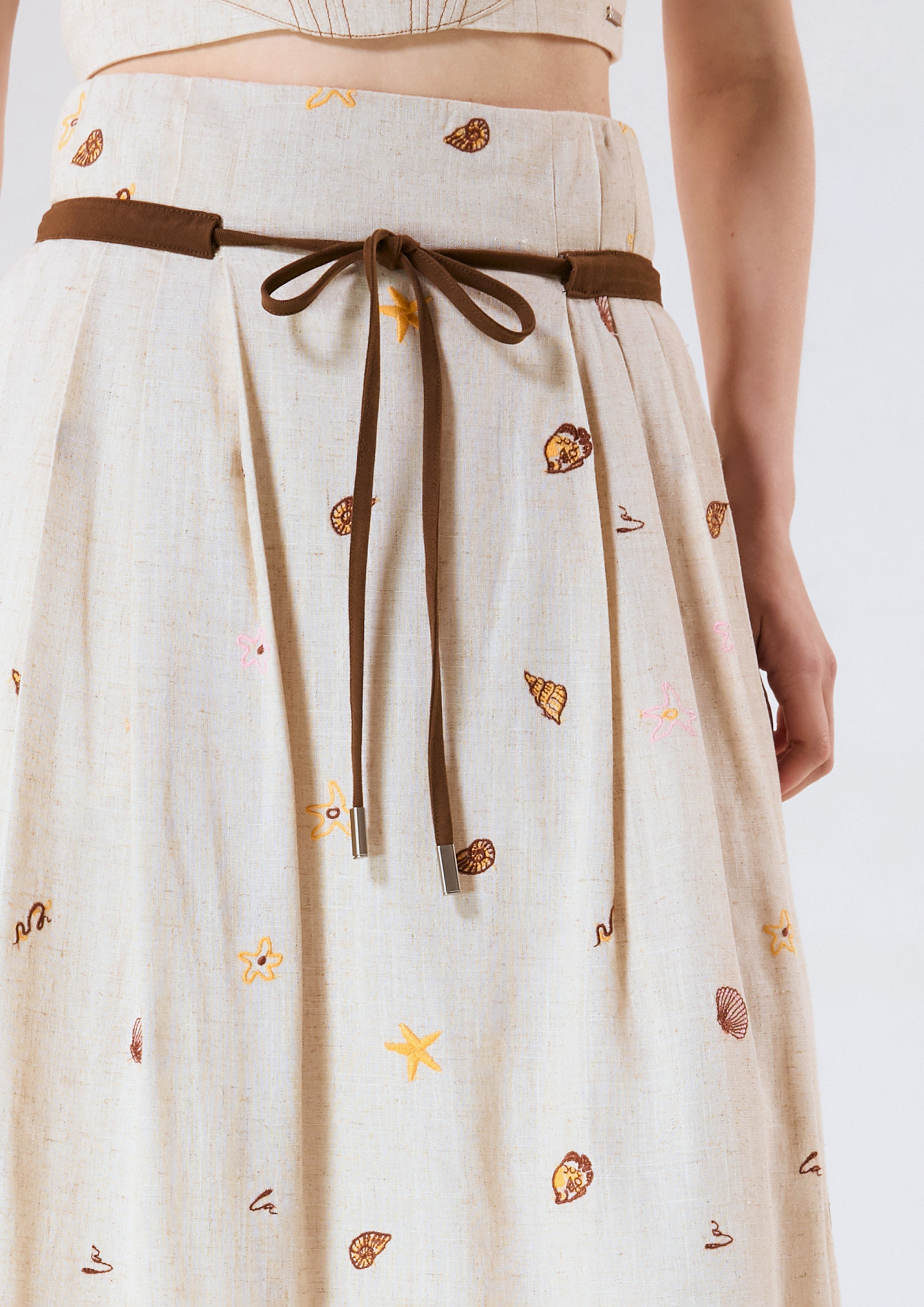 กระโปรงคลุมเข่าอัดพลีทพิมพ์ลายพร้อมเชือกผูก คอลเลกชัน Chasing the Sea