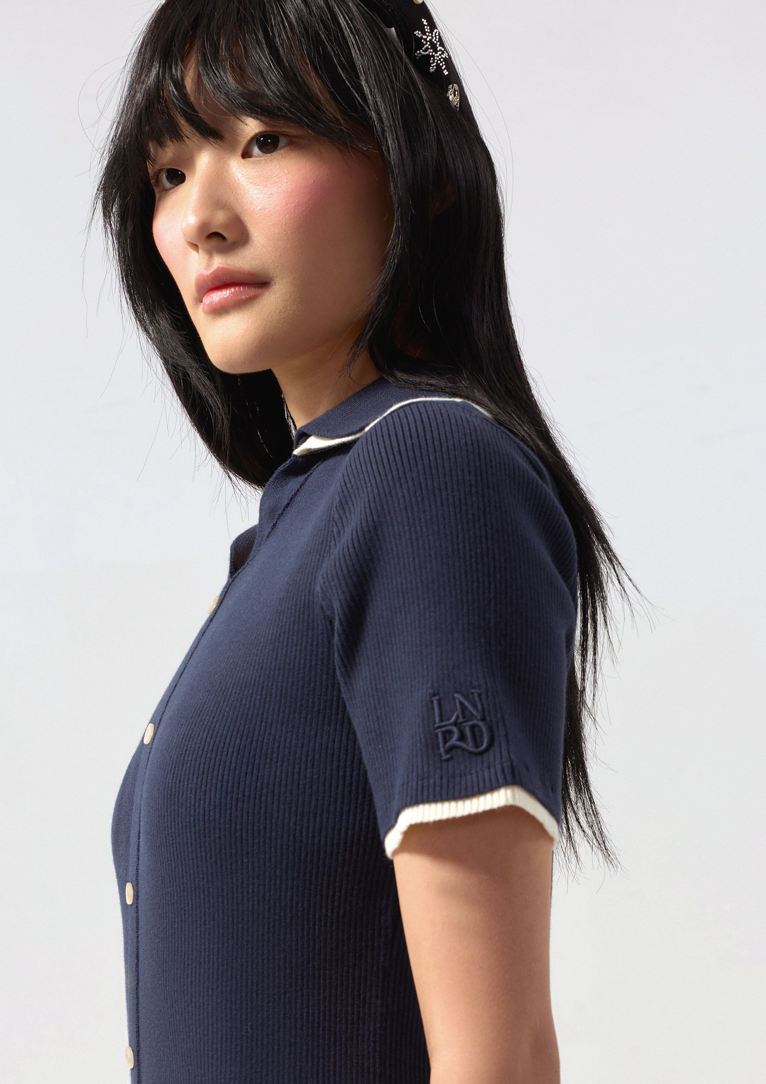 เดรสคลุมเข่าติดกระดุมปักโลโก้ คอลเลกชัน Essential Knit