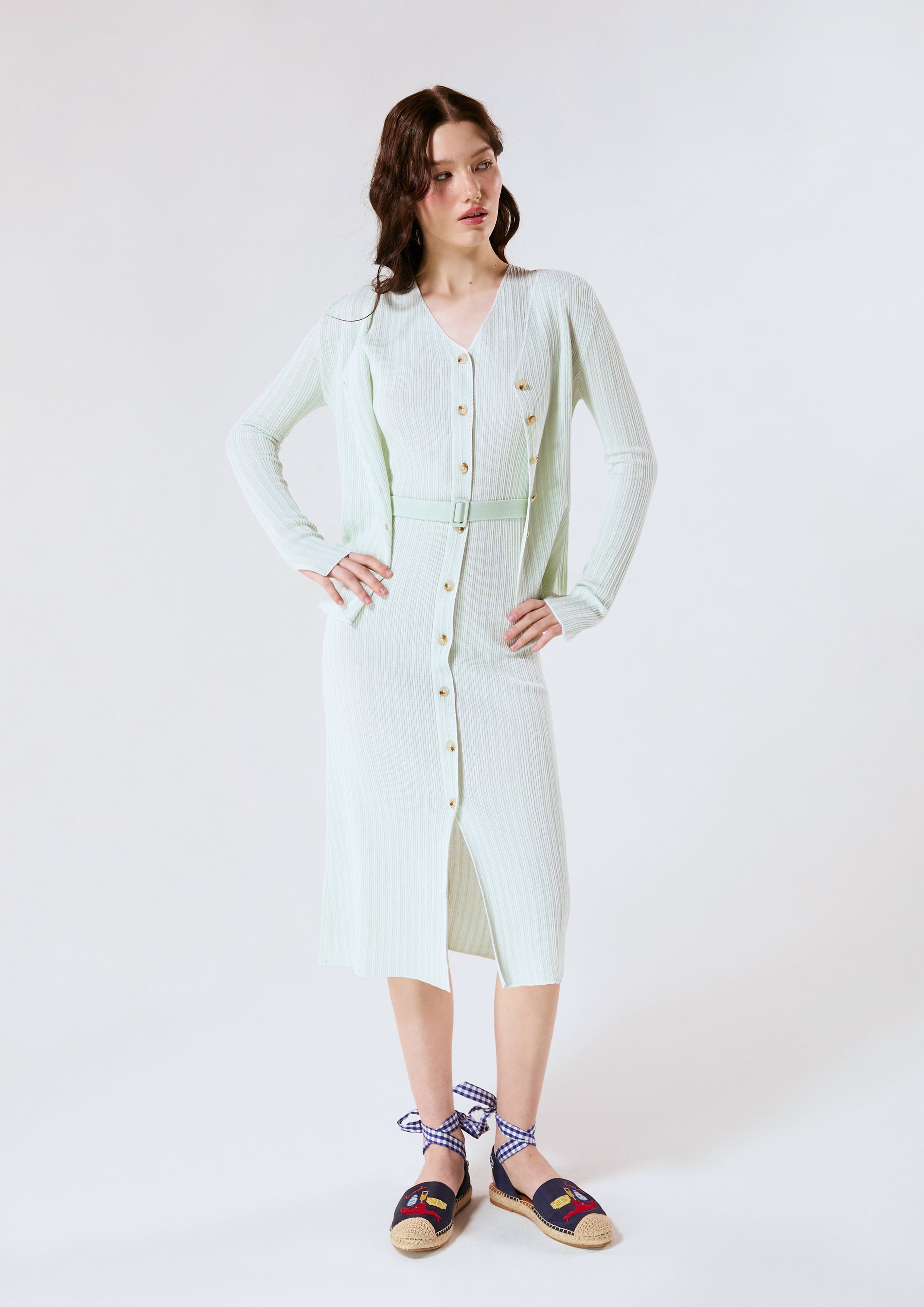 เสื้อคาร์ดิแกนแขนยาวทรงสลิม คอลเลกชัน Chasing the Sea