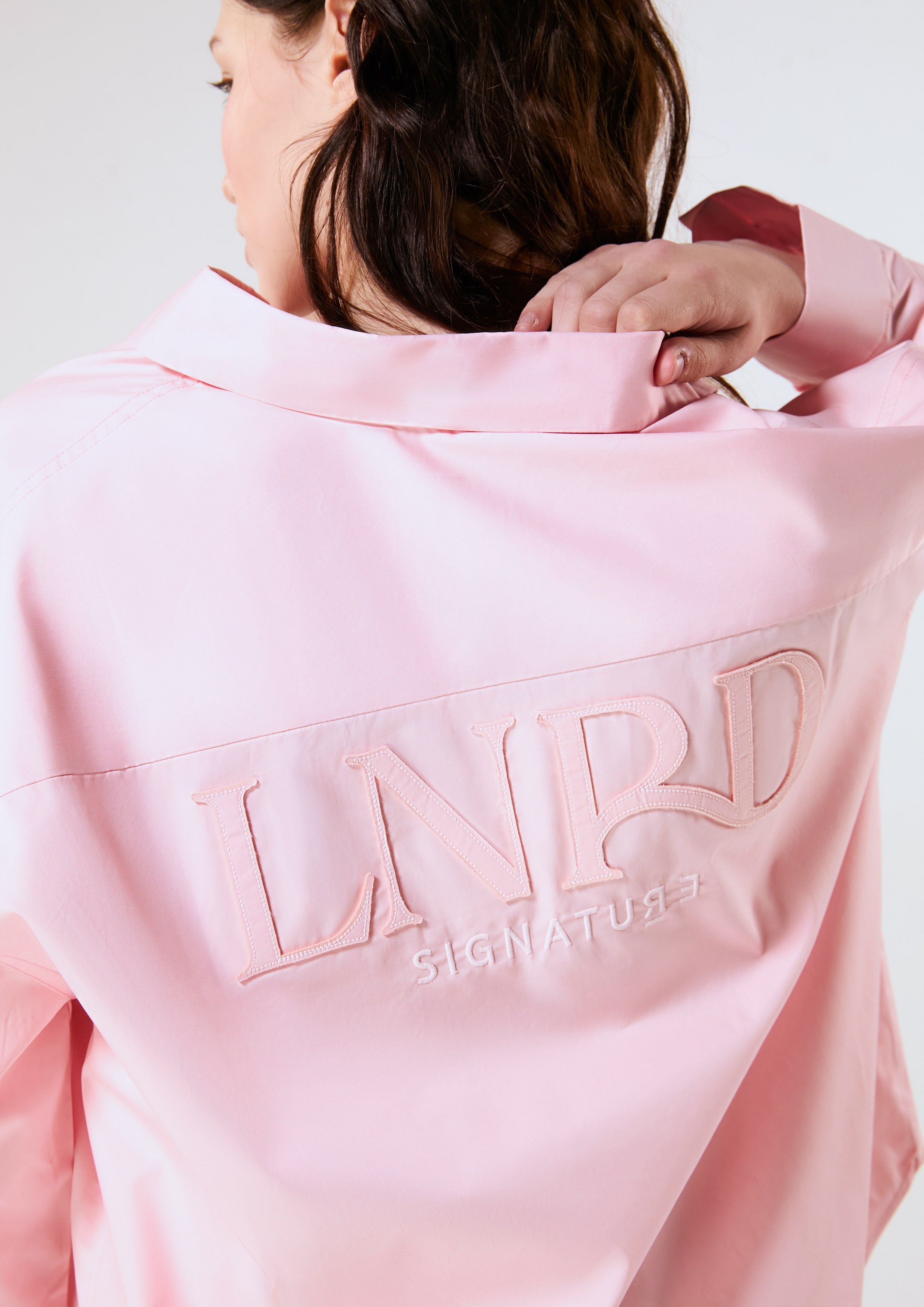 เสื้อเชิ้ตแขนยาวปักโลโก้ คอลเลกชัน LNRD Signature