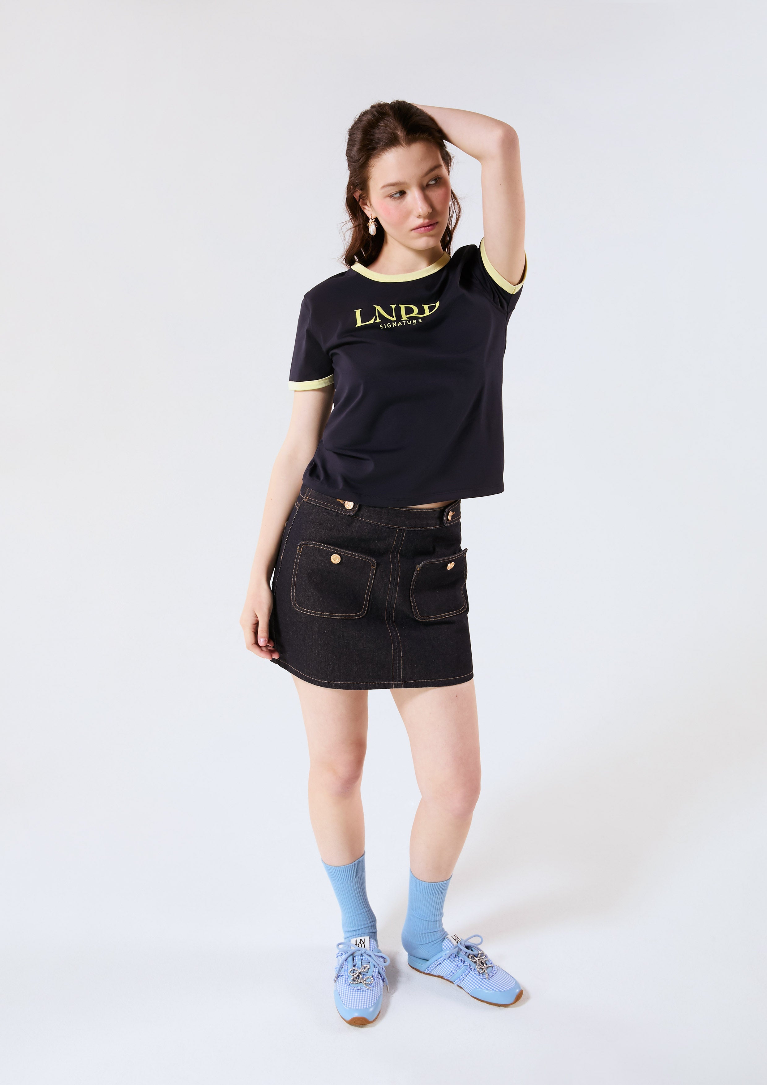 เสื้อยืดแขนสั้นโลโก้คอนทราสต์ คอลเลกชัน LNRD Signature