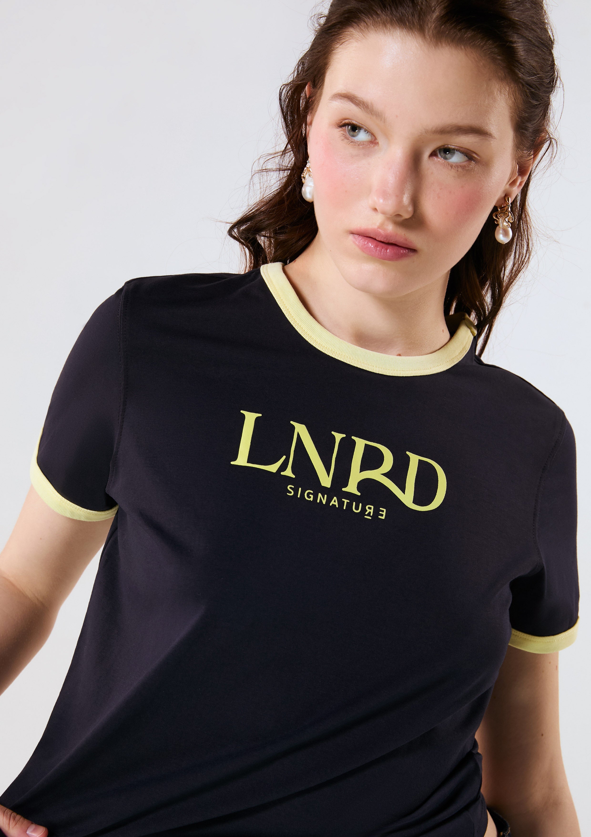 เสื้อยืดแขนสั้นโลโก้คอนทราสต์ คอลเลกชัน LNRD Signature