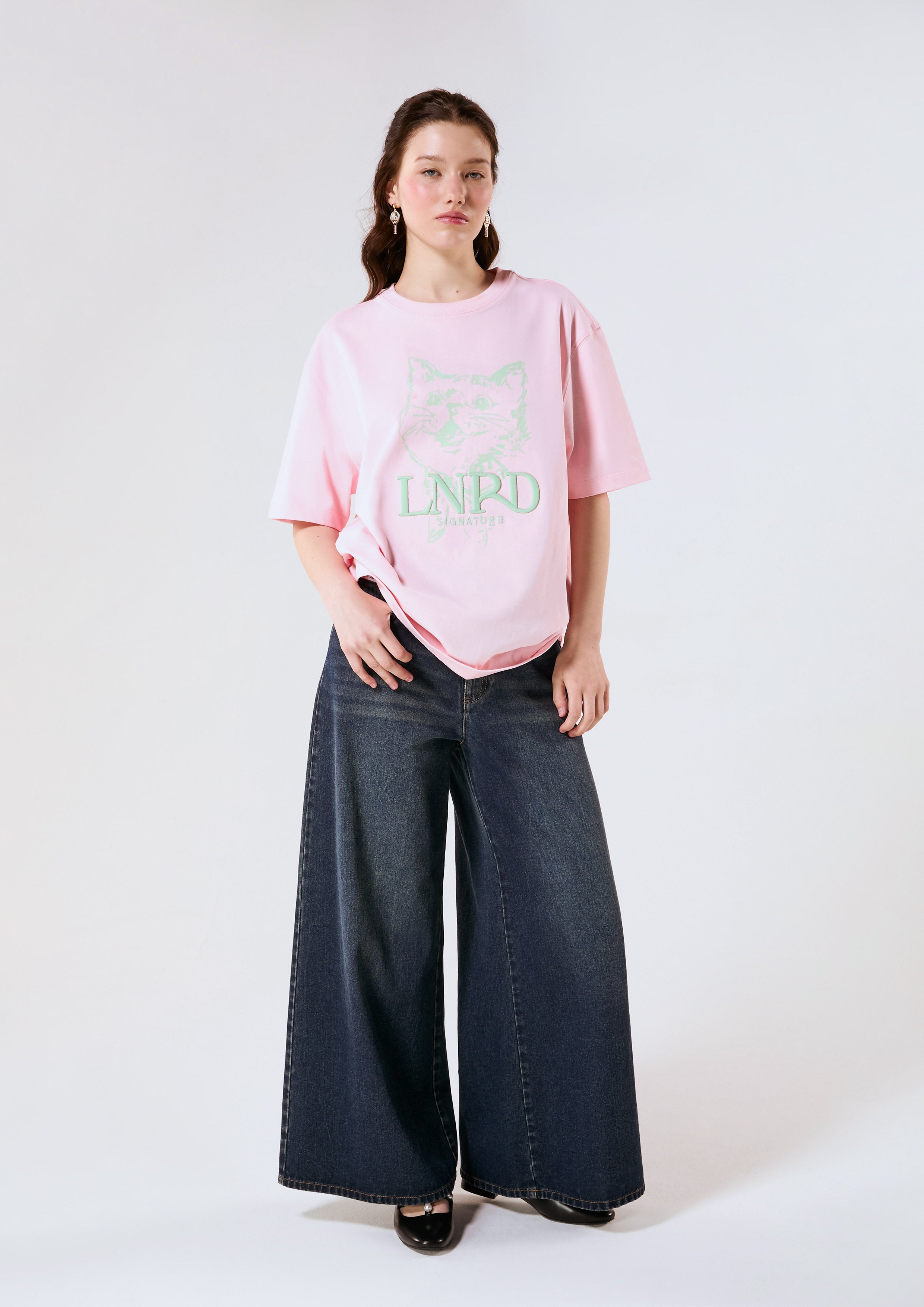 เสื้อยืดโอเวอร์ไซส์โลโก้พิมพ์ลายแมว Tabby คอลเลกชัน LNRD Signature
