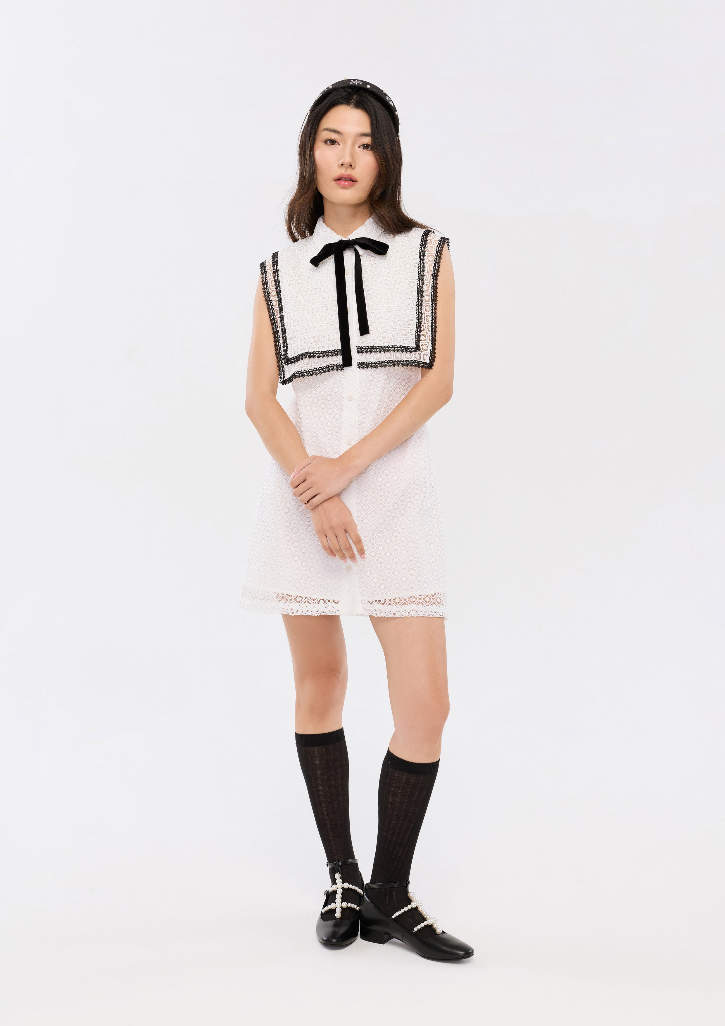 เดรสสั้นผ้าลูกไม้ปกคอเสื้อแต่งโบ คอลเลกชัน Oasis