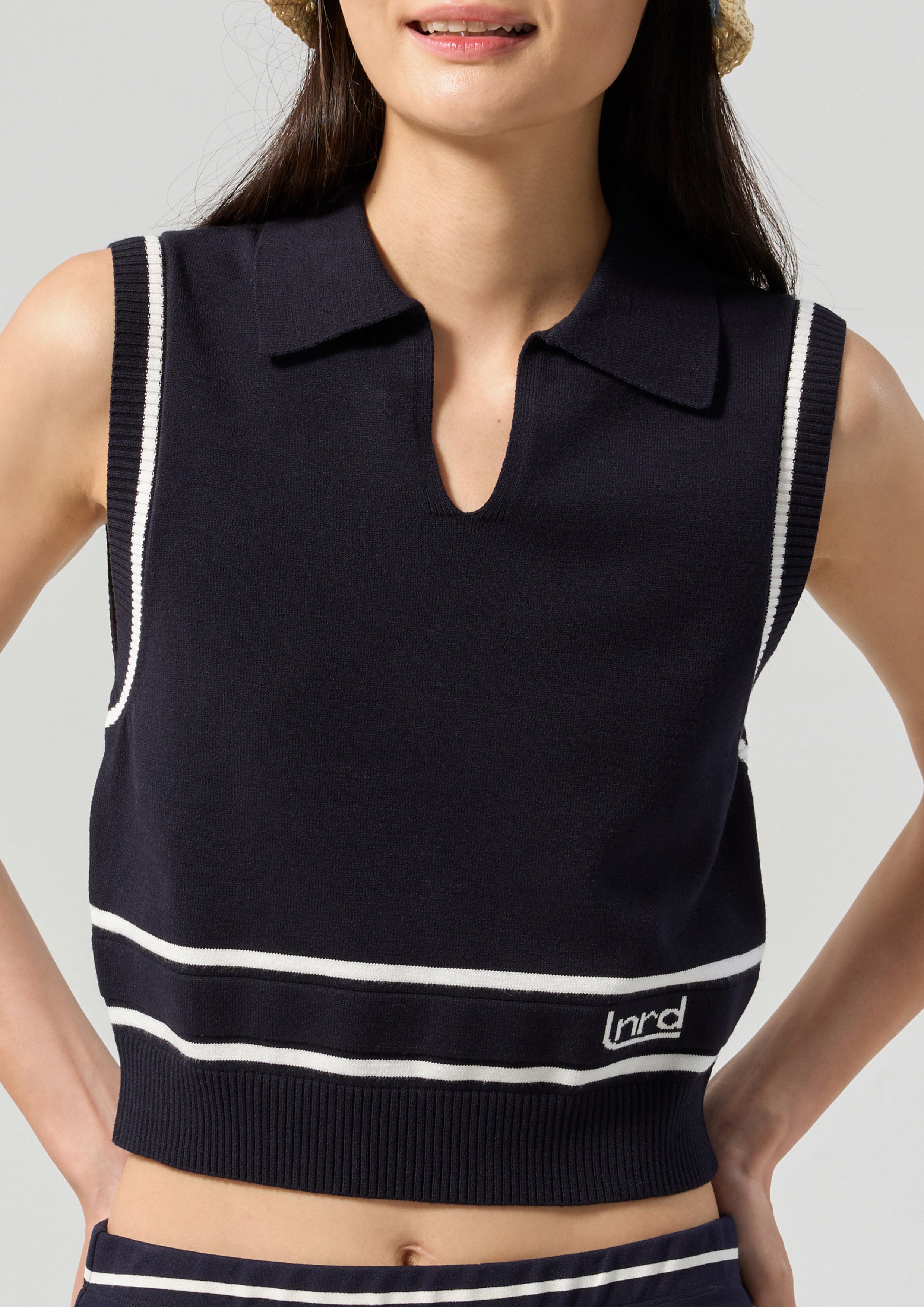 เสื้อนิตครอปแขนกุดปักโลโก้ คอลเลกชัน Califonia Yacht Club