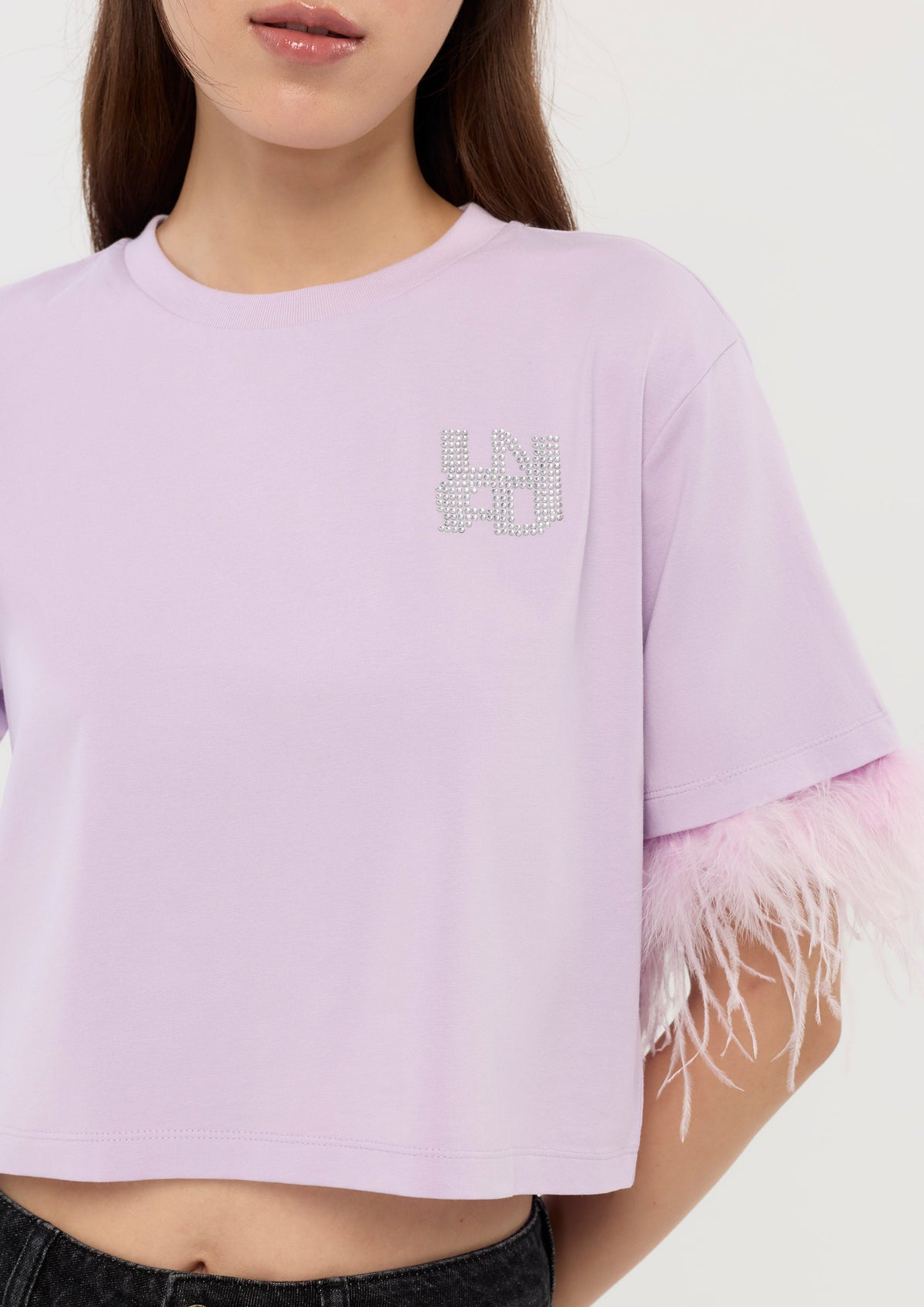 เสื้อยืดทรงครอปแขนสั้นแต่งพู่ขนนก คอลเลกชัน In Dream's Orbit