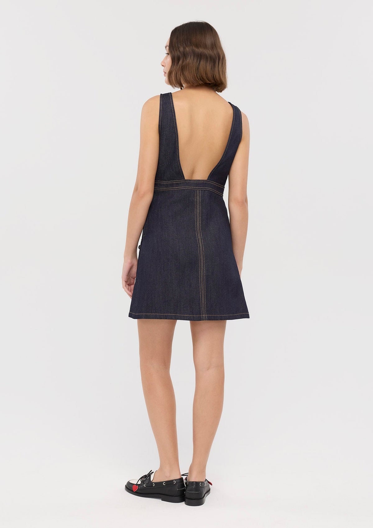 เดรสสั้นเดนิมฝีตะเข็บคอนทราสต์ คอลเลกชัน Basic Denim