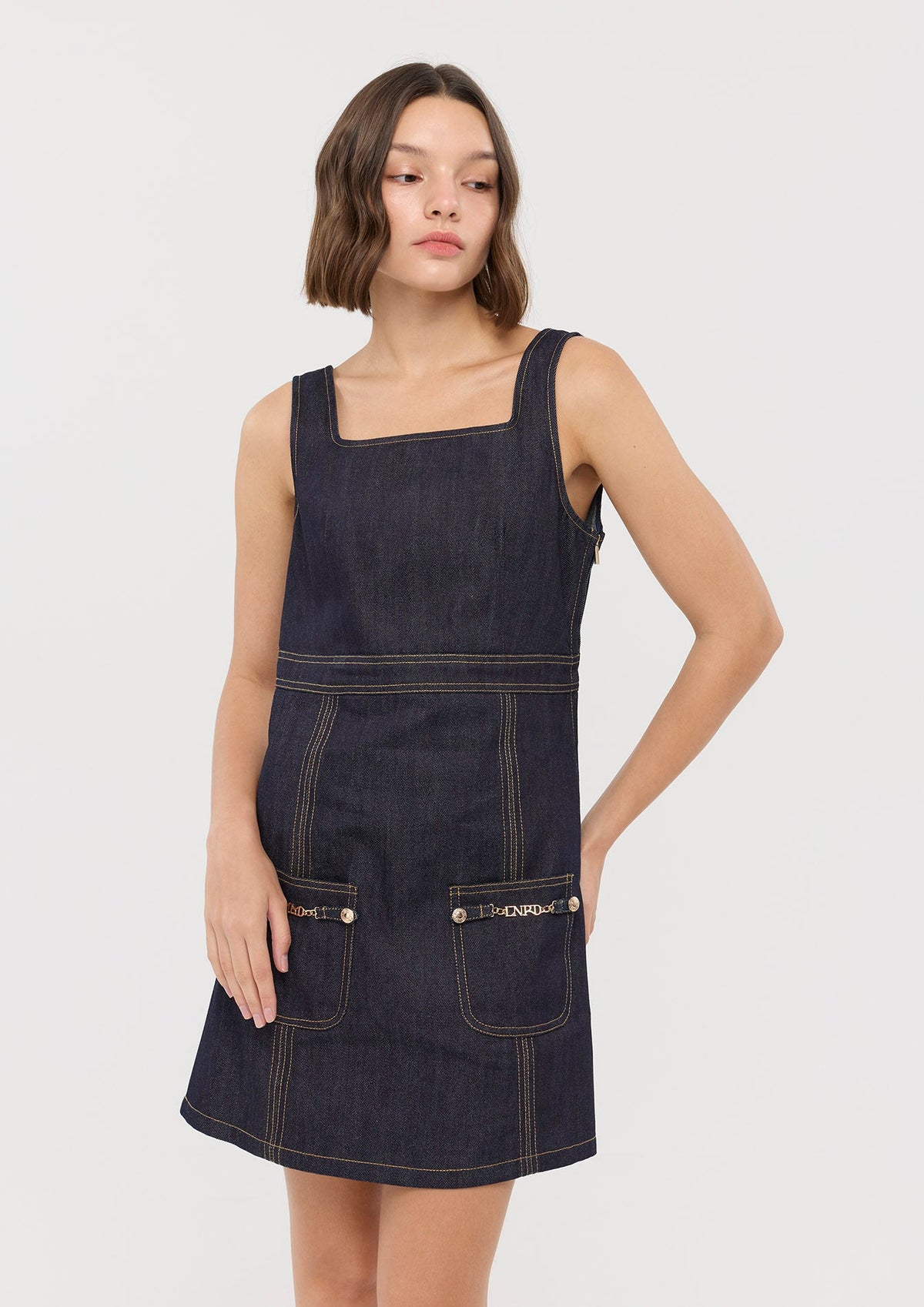 เดรสสั้นเดนิมฝีตะเข็บคอนทราสต์ คอลเลกชัน Basic Denim