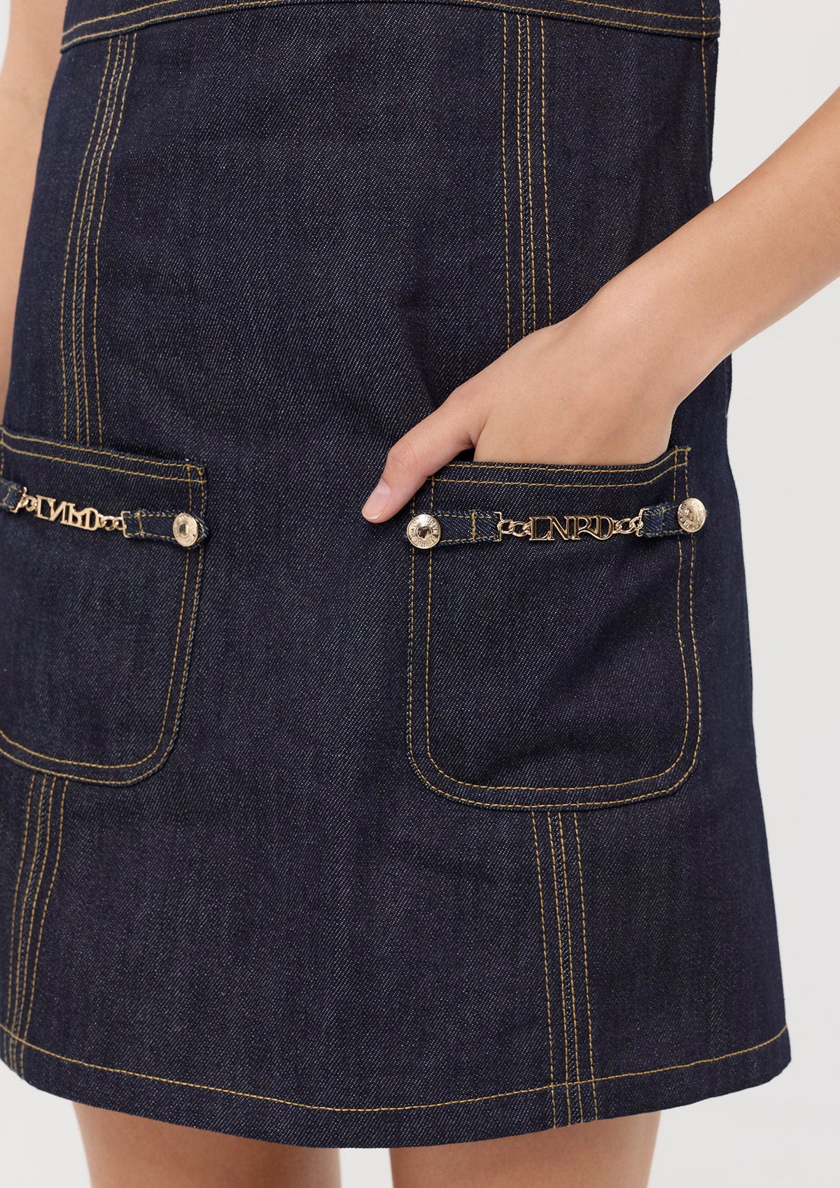 เดรสสั้นเดนิมฝีตะเข็บคอนทราสต์ คอลเลกชัน Basic Denim