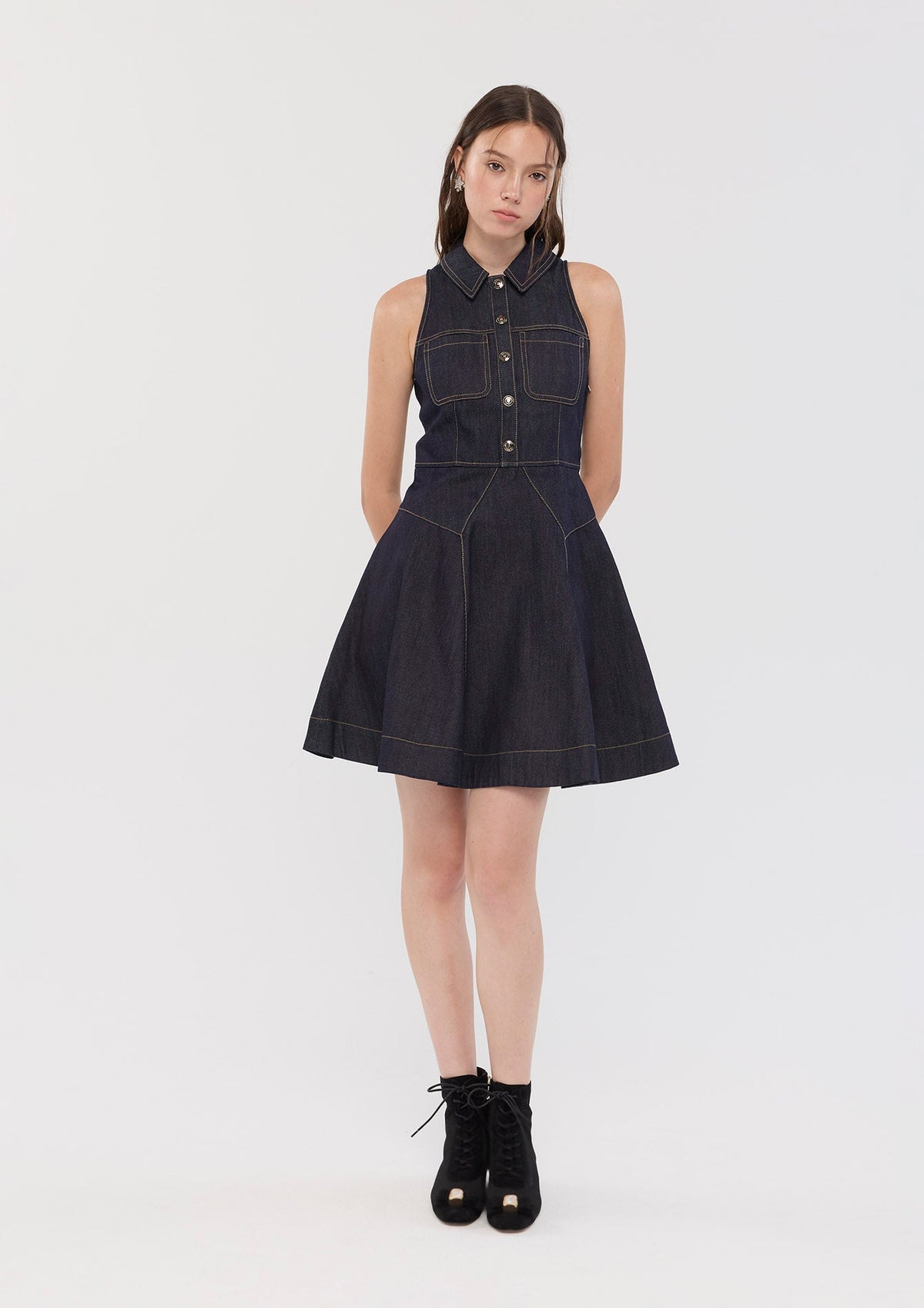 เดรสสั้นเดนิมกระโปรงระบายฝีตะเข็บคอนทราสต์ คอลเลกชัน Basic Denim