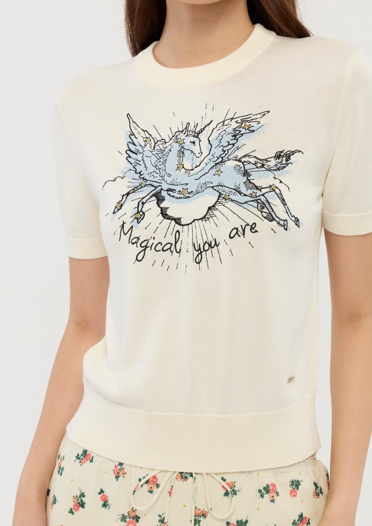 เสื้อนิตแขนสั้นปักลาย คอลเลกชัน In Dream's Orbit