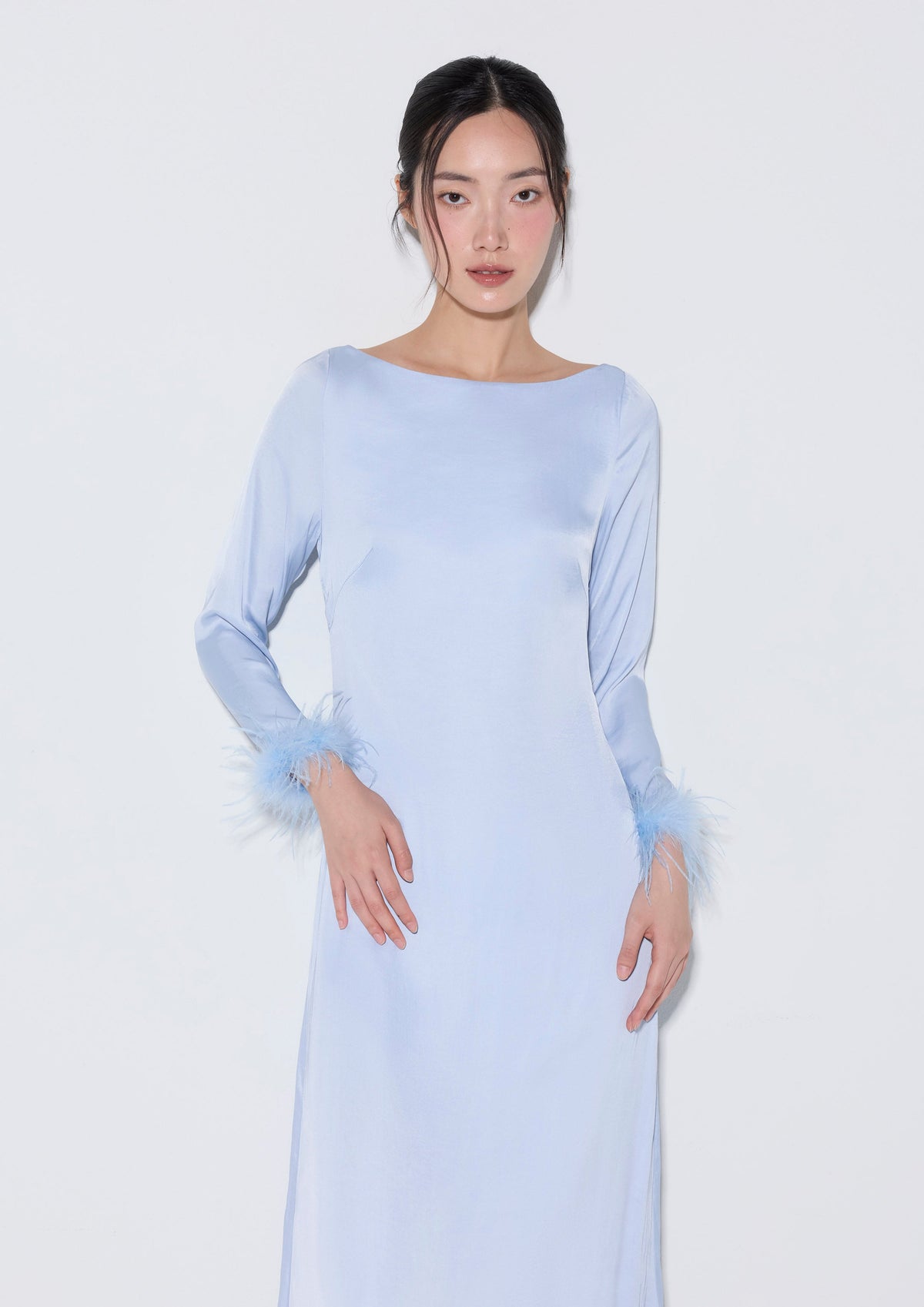 เดรสคลุมเข่าซาตินแขนเสื้อแต่งพู่ขนนก คอลเลกชัน Crystal Habit