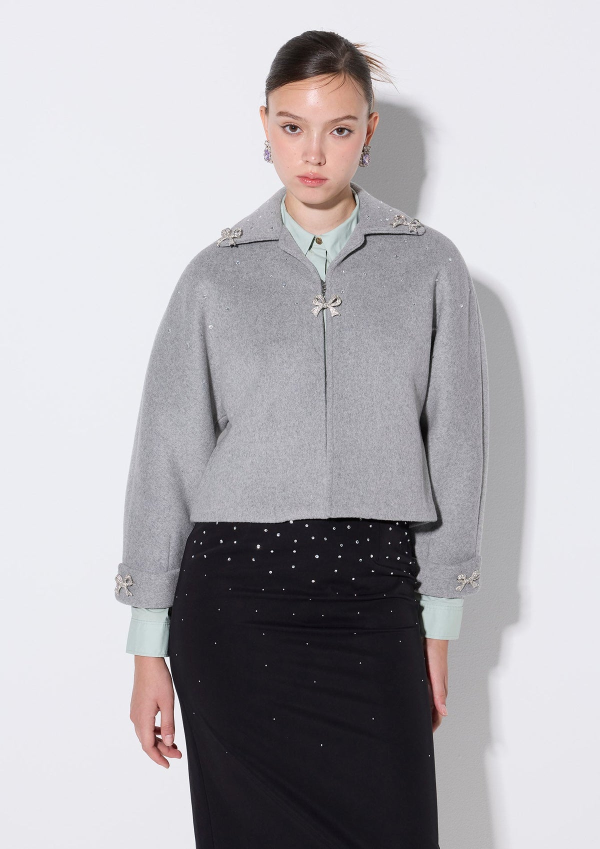 เสื้อแจ็คเก็ตซิปหน้าแต่งโบคริสตัล คอลเลกชัน Crystal Habit