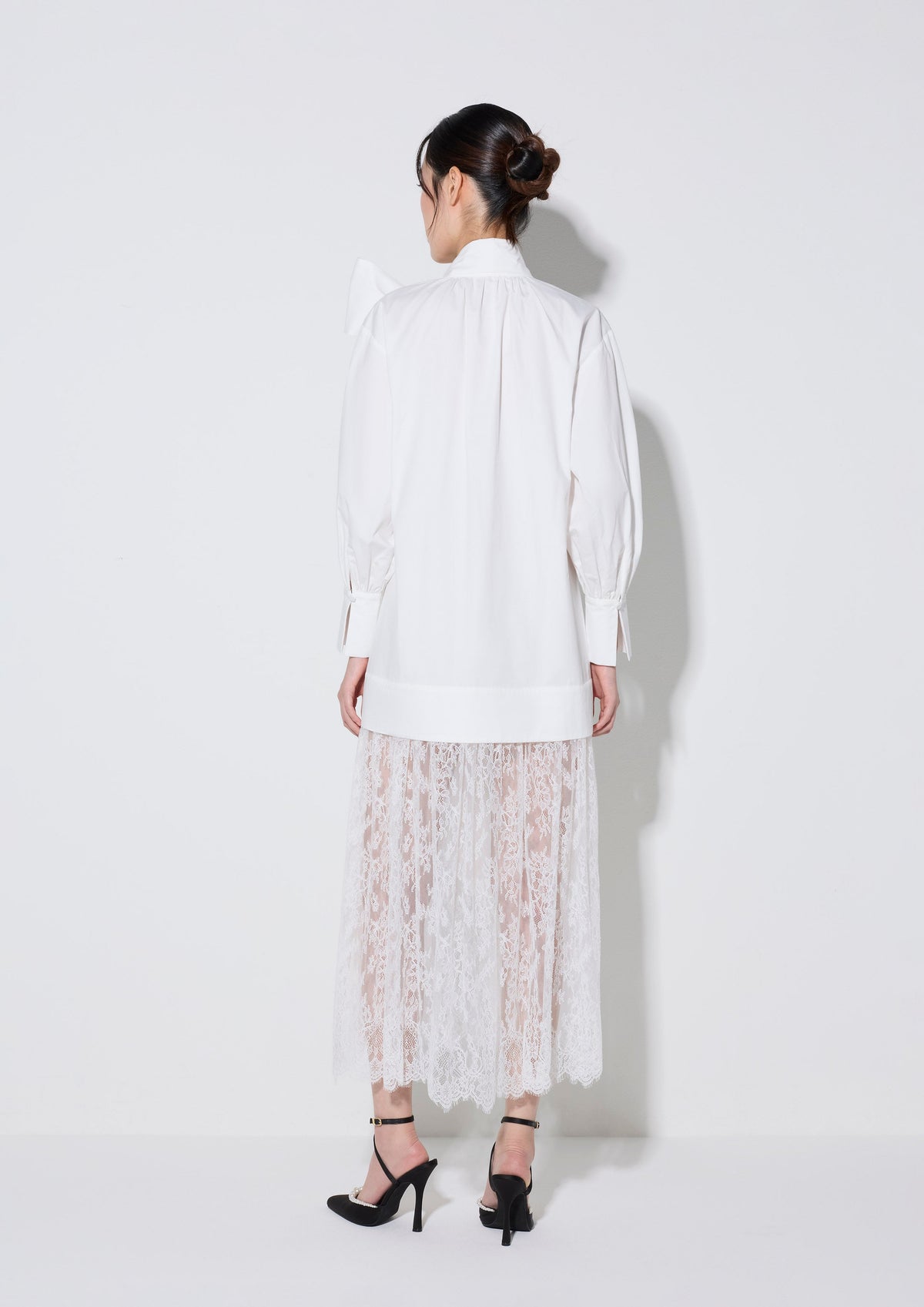 เดรสยาวกระโปรงผ้าลูกไม้พร้อมผูกโบช่วงคอ คอลเลกชัน Crystal Habit
