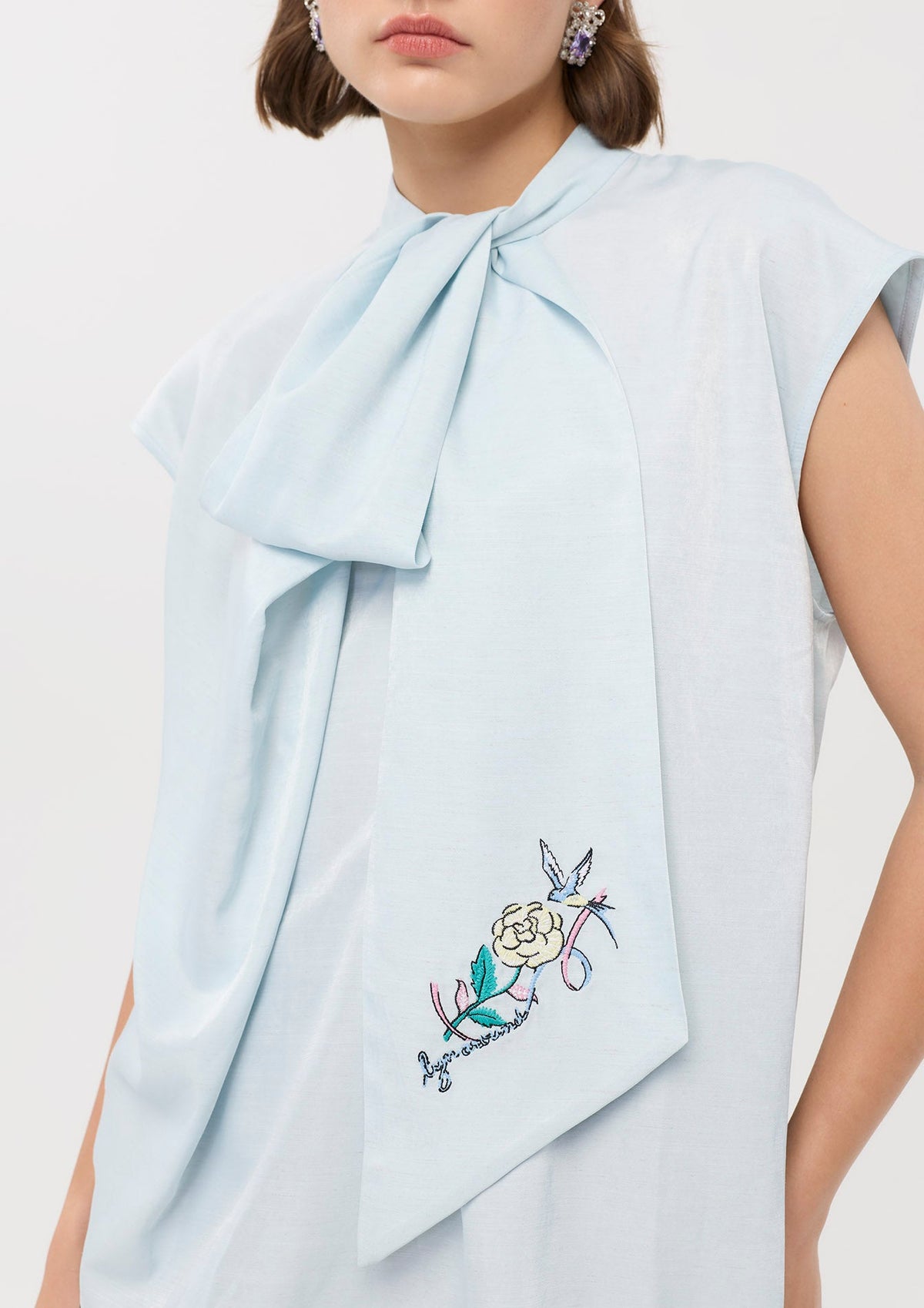 เสื้อแขนกุดคอเสื้อผูกโบ คอลเลกชัน Sacred Botanica