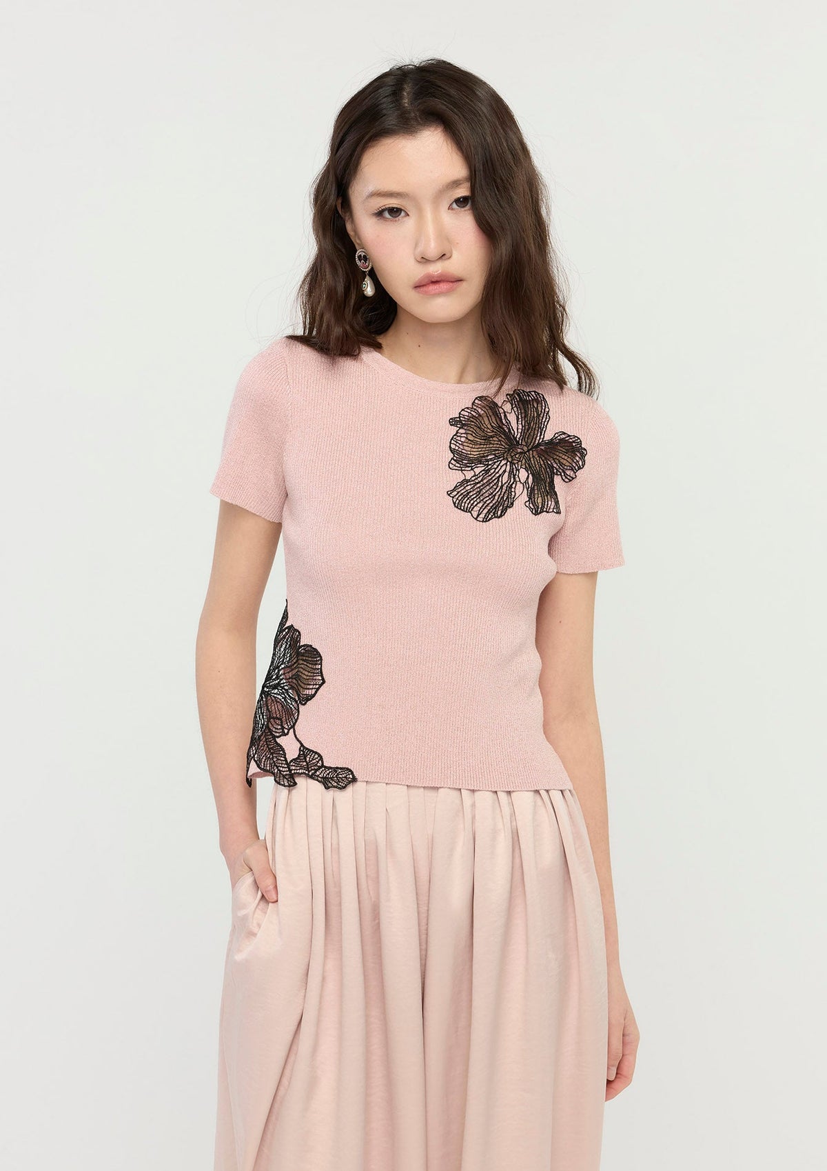 เสื้อแขนสั้นแต่งดอกไม้สีตัด คอลเลกชัน GLITZ N GROOVE