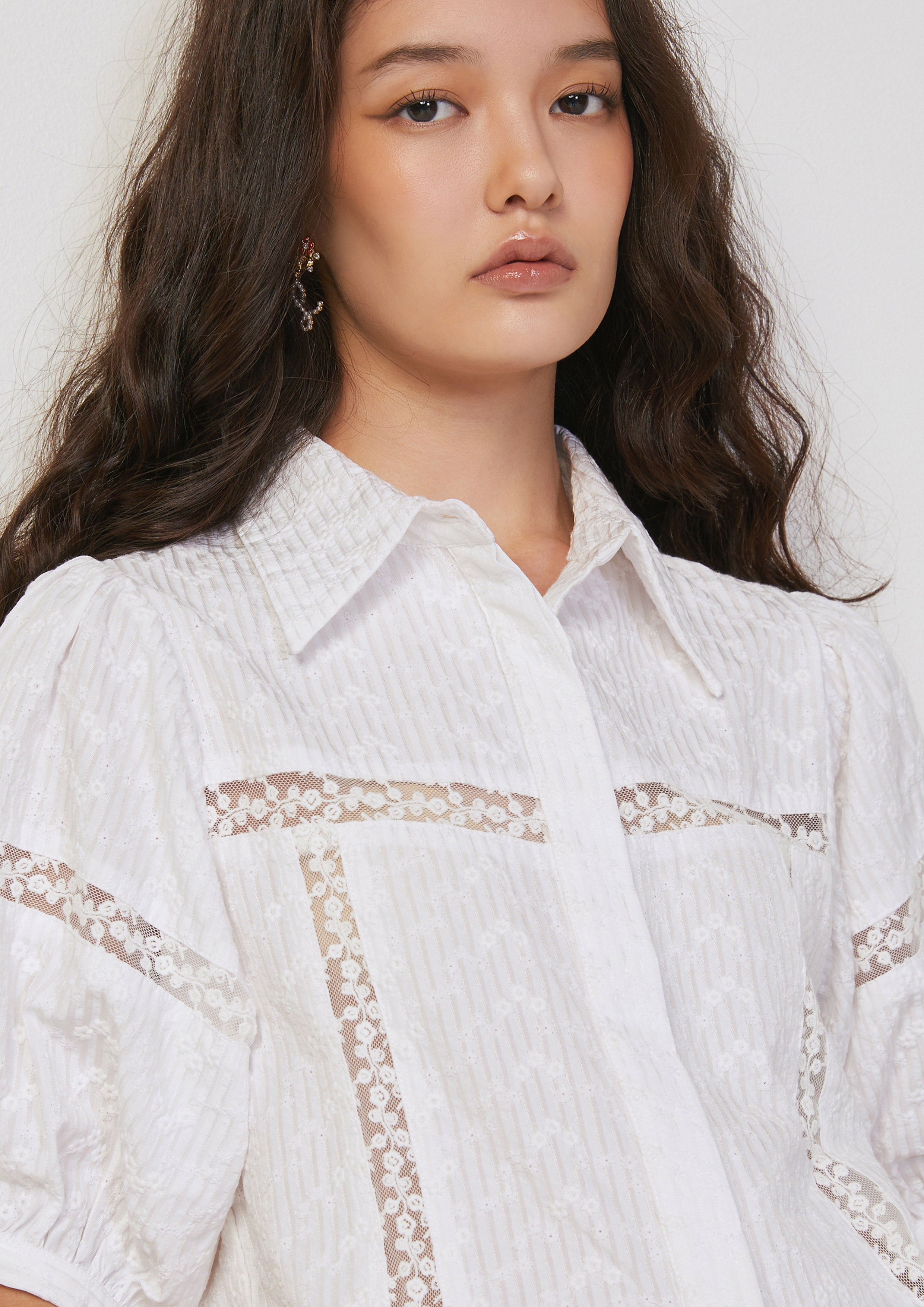 เสื้อเบลาส์ แขนพอง แต่งลูกไม้ Parallel Play