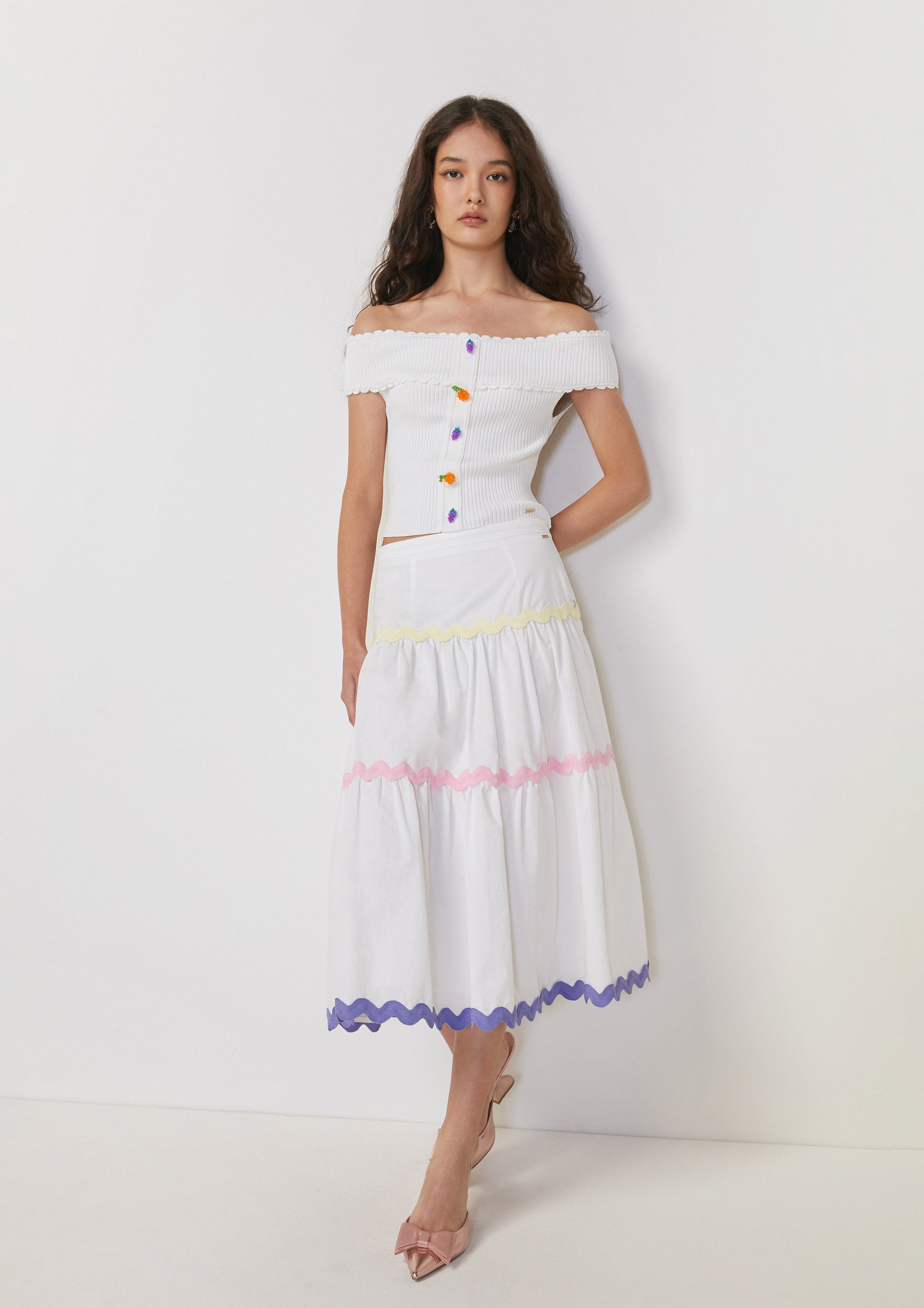เสื้อเปิดไหล่ ผ้าถัก แต่งกระดุมลูกปัด Fruity Whimsical
