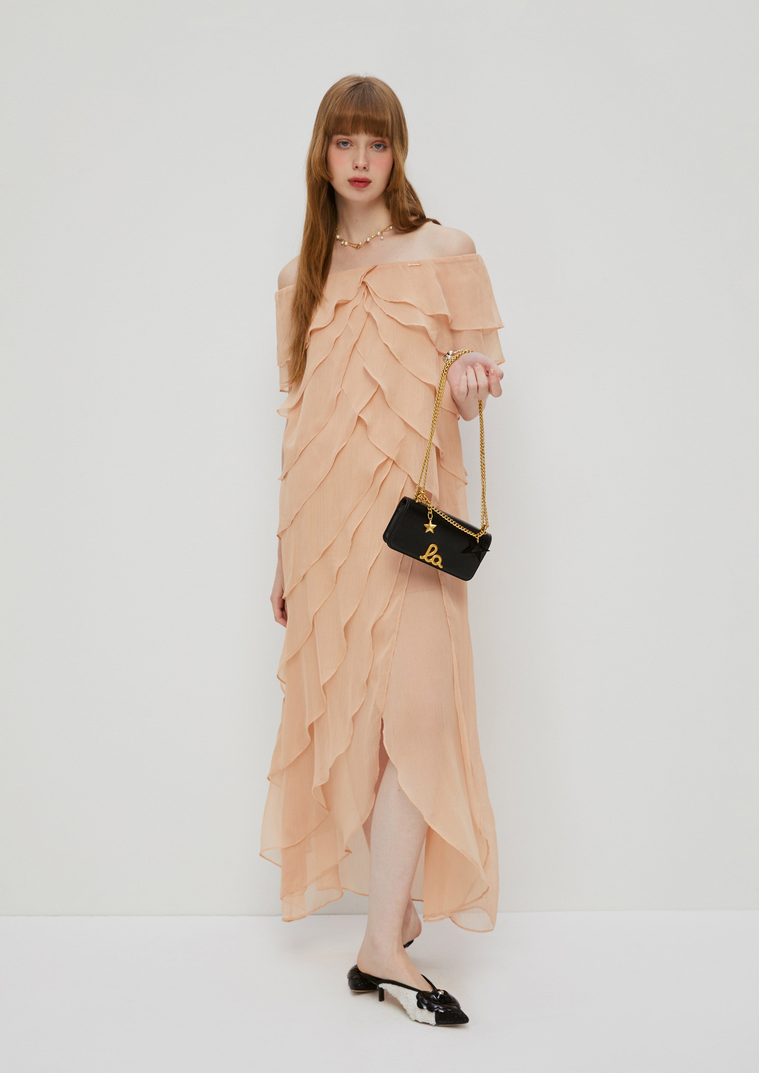 สร้างสไตล์ที่โดดเด่นด้วย Off-Shoulder Layered Ruffle Dress