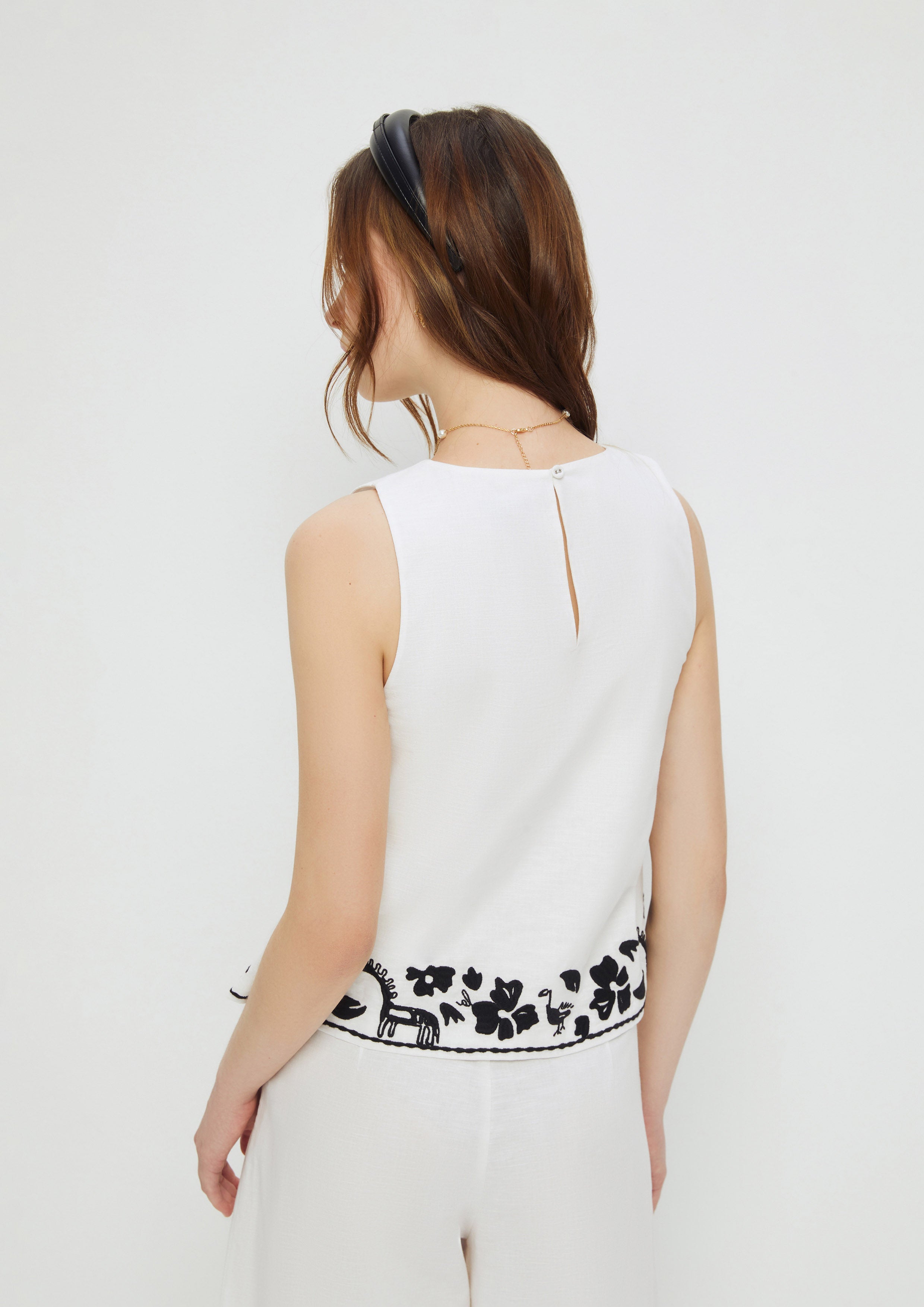 เสื้อแขนกุดปักลายสัตว์ คอลเลกชัน Wild Encounters