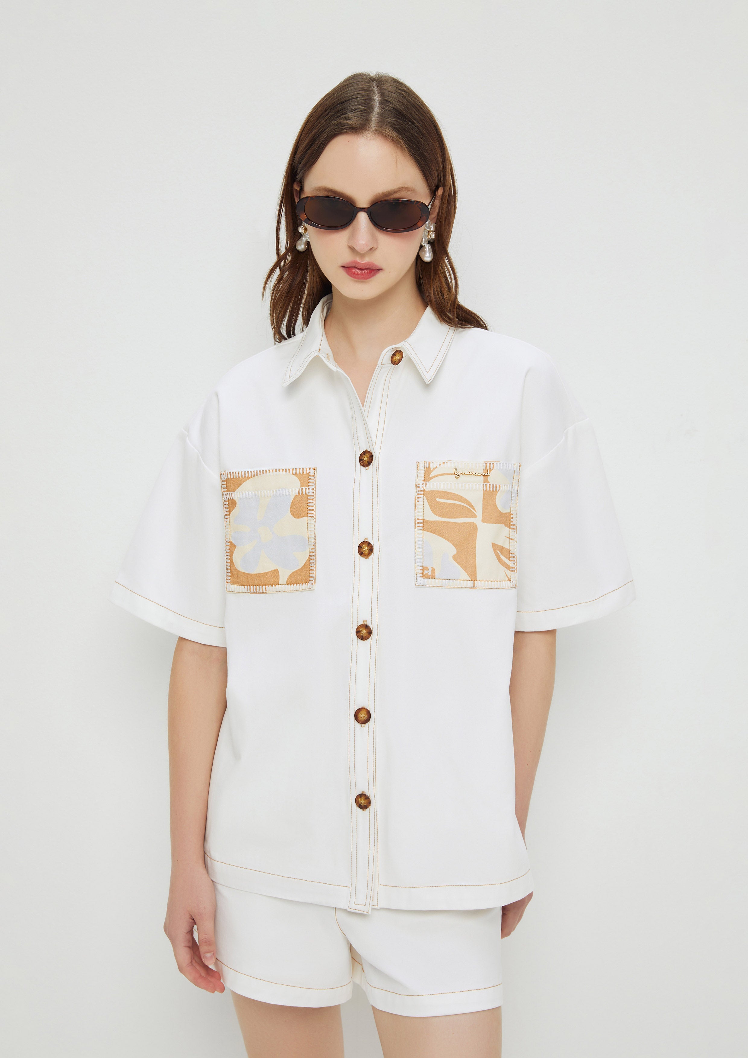 เสื้อเชิ้ิ้ตแขนสั้นกระเป๋าเสื้อพิมพ์ลายดอกไม้ คอลเลกชัน Craft and Carving