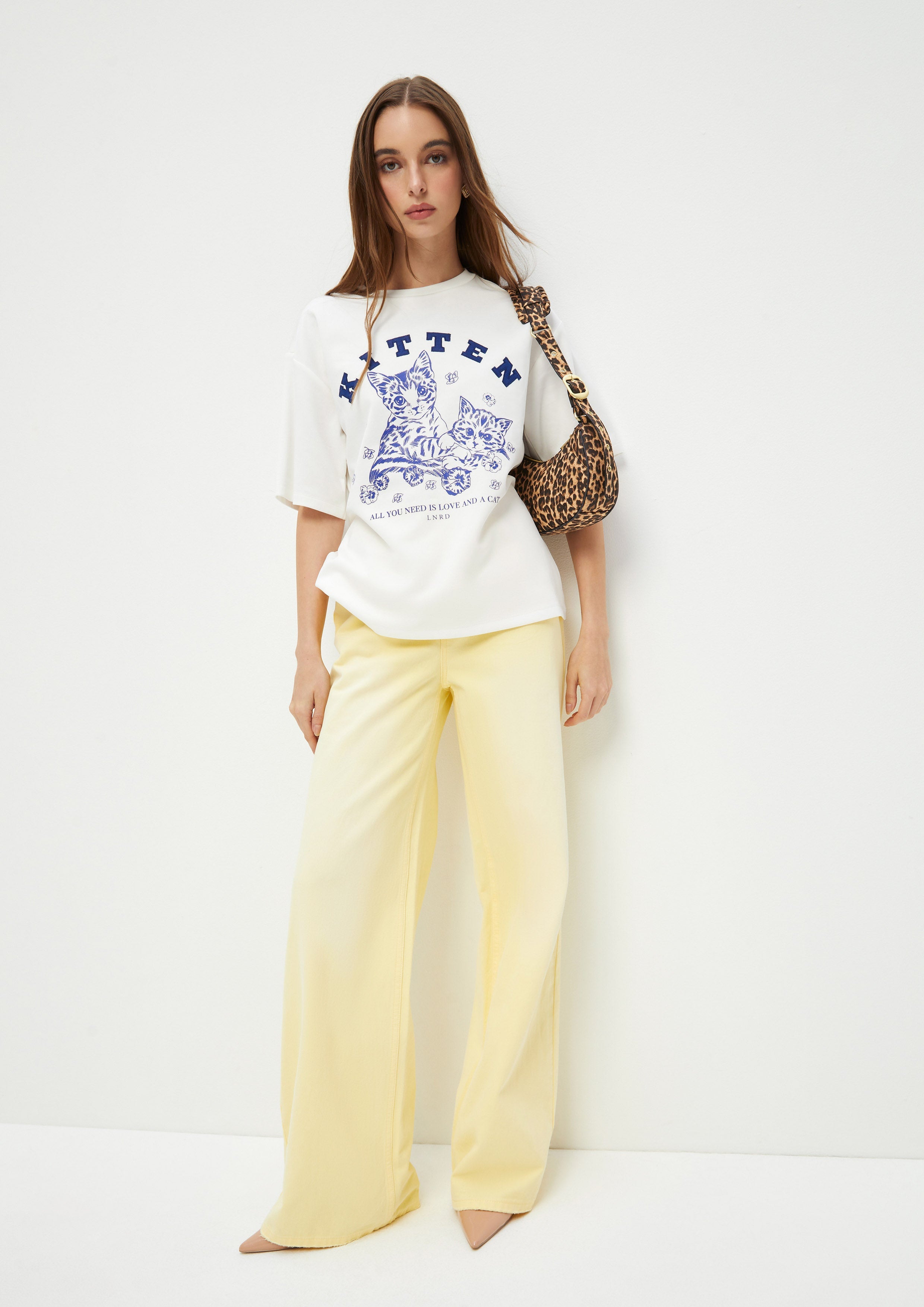 เสื้อยืดโอเวอร์ไซส์แขนสั้นพิมพ์ลาย