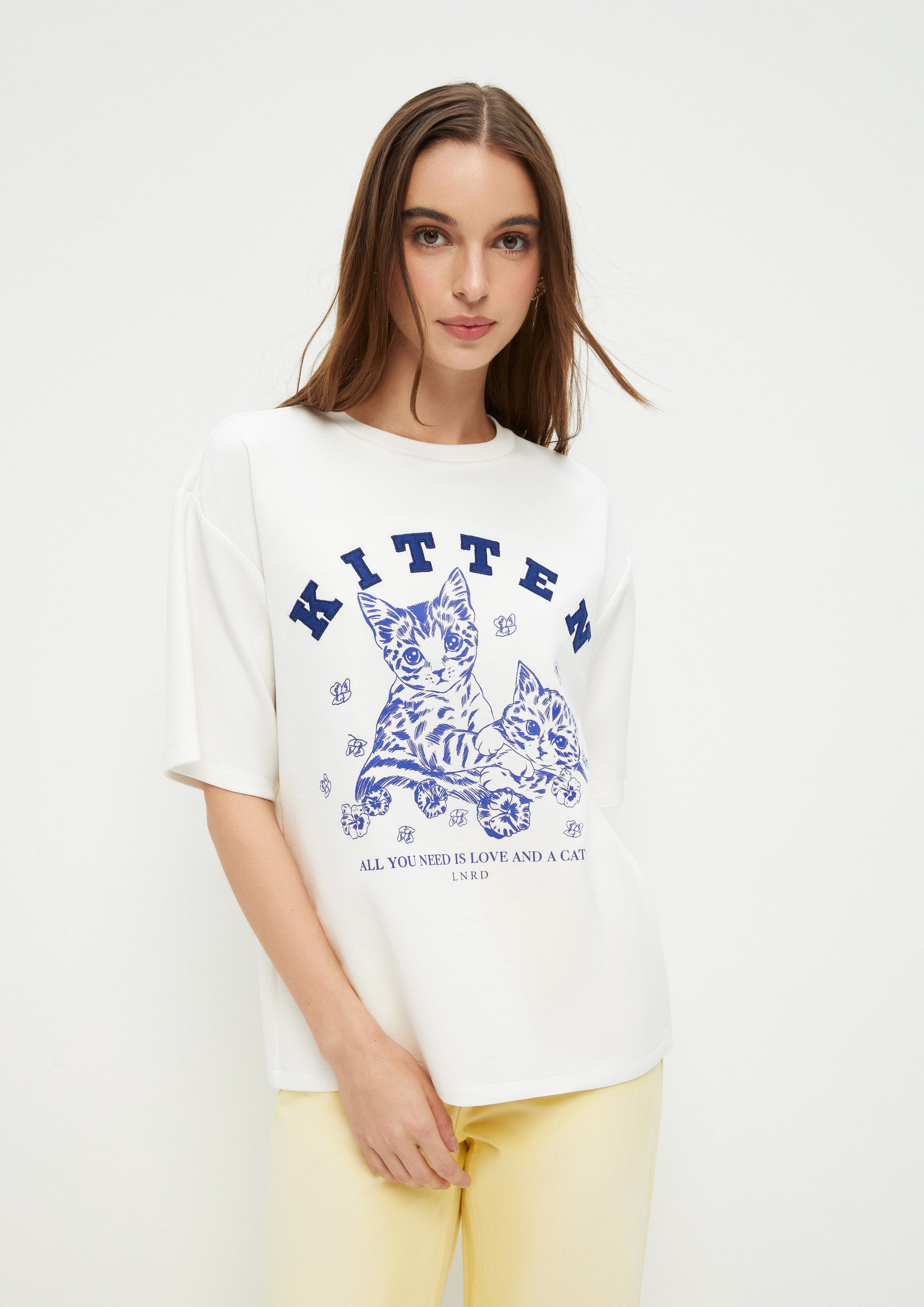เสื้อยืดโอเวอร์ไซส์แขนสั้นพิมพ์ลาย