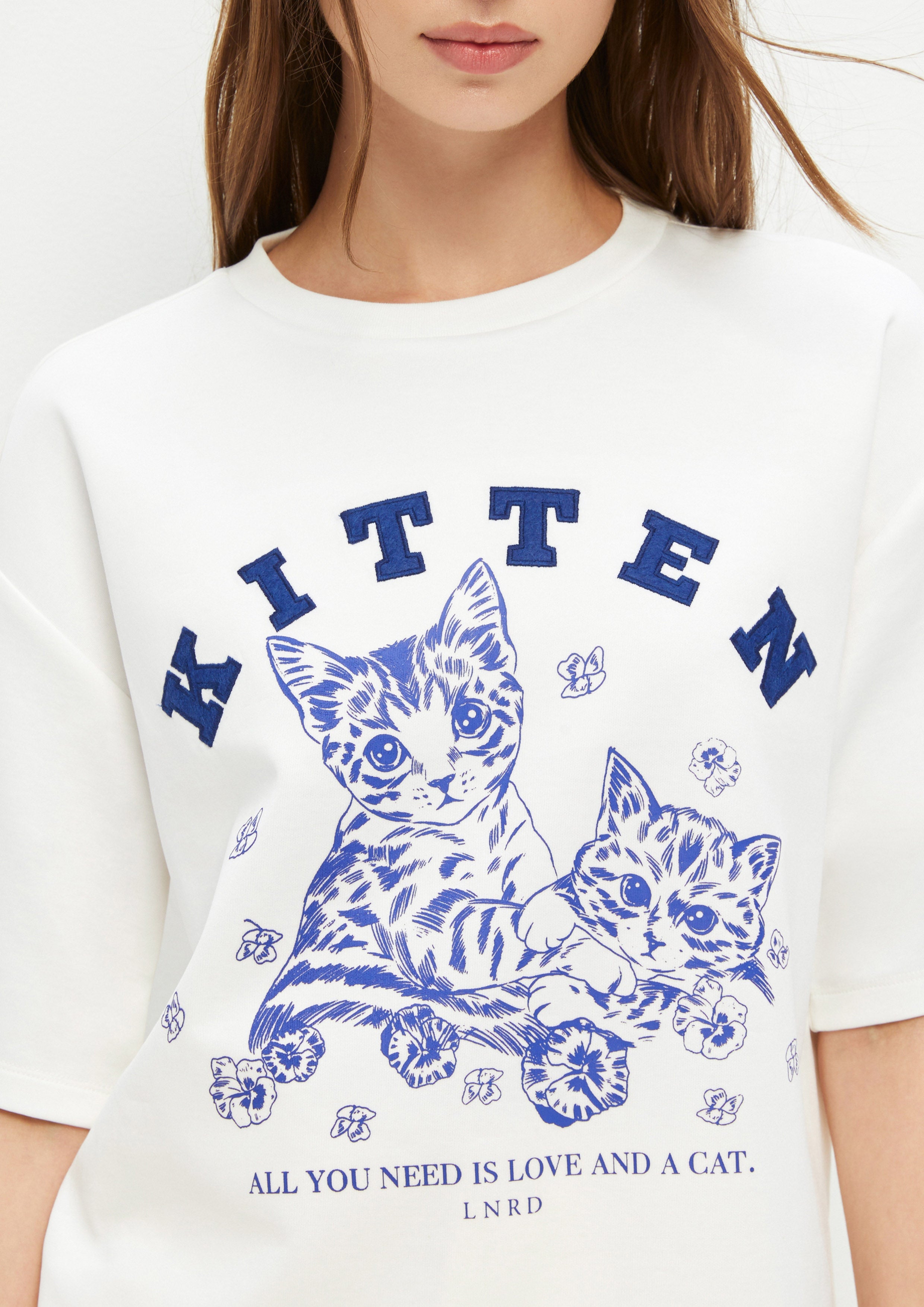 เสื้อยืดโอเวอร์ไซส์แขนสั้นพิมพ์ลาย