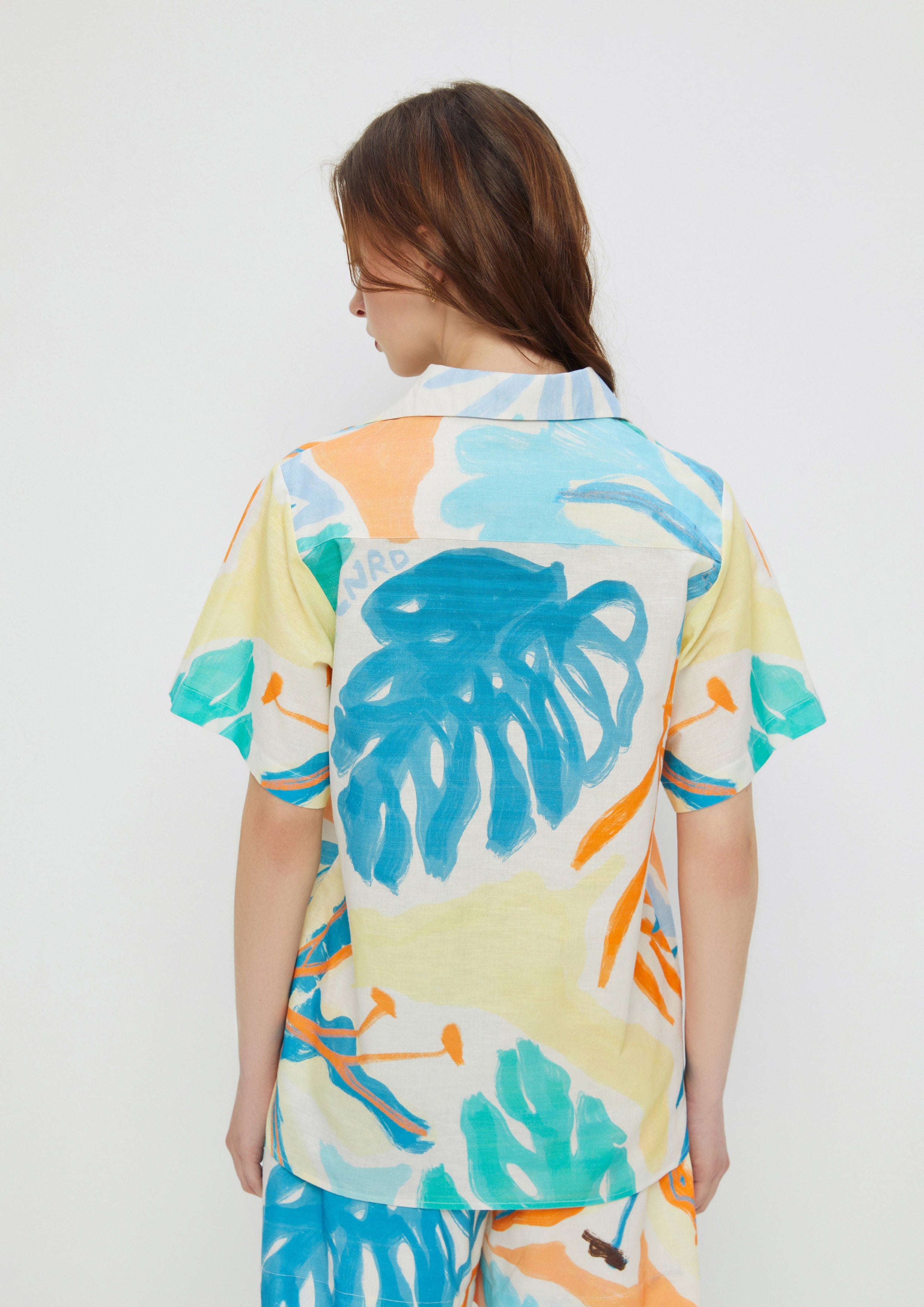 เสื้อแขนสั้นผ้าลินินพิมพ์ลายใบไม้ คอลเลกชัน Enchaned Forest