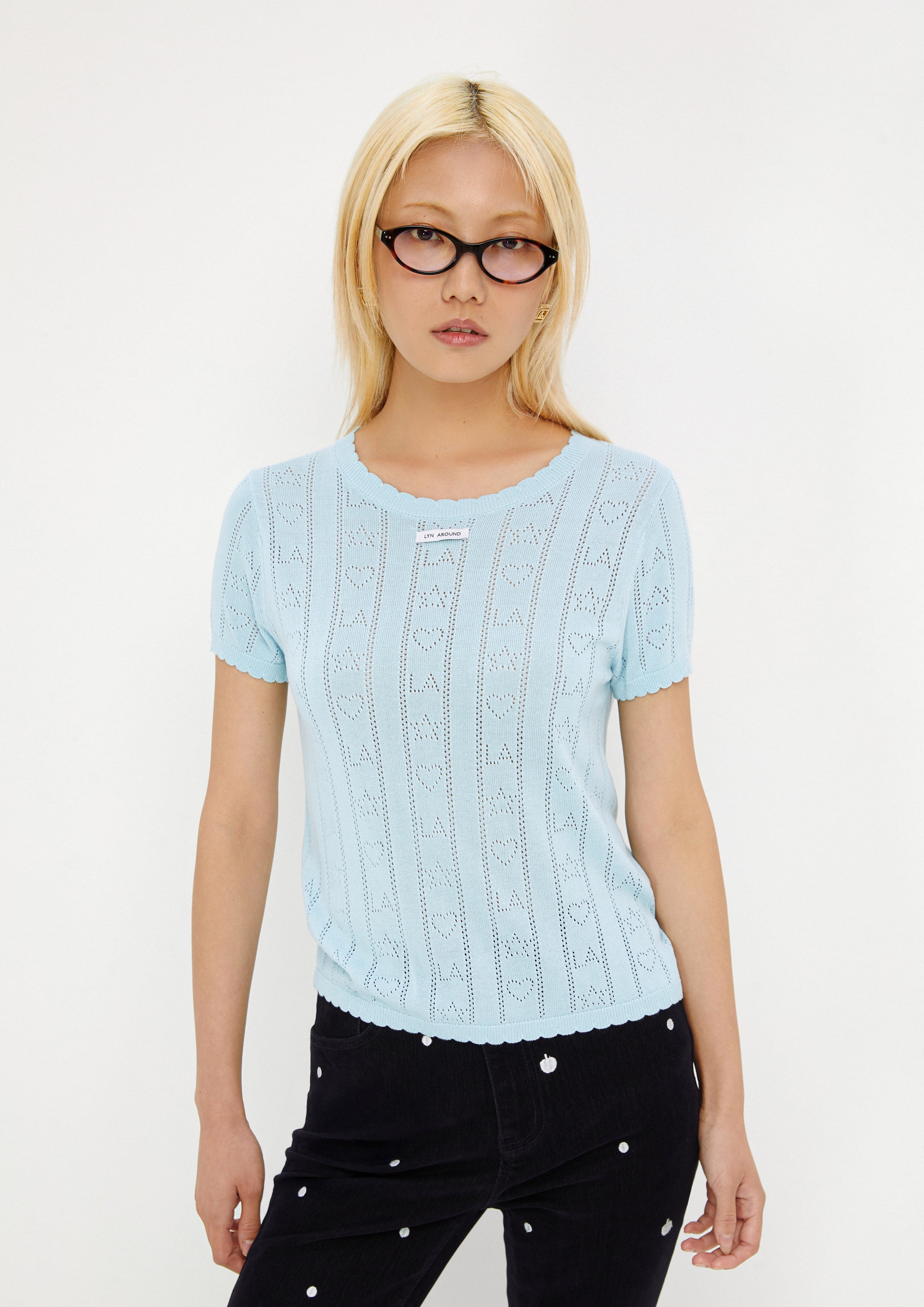 เสื้อถักแขนสั้นแต่งป้ายโลโก้ คอลเลกชัน Don't Call It Cute