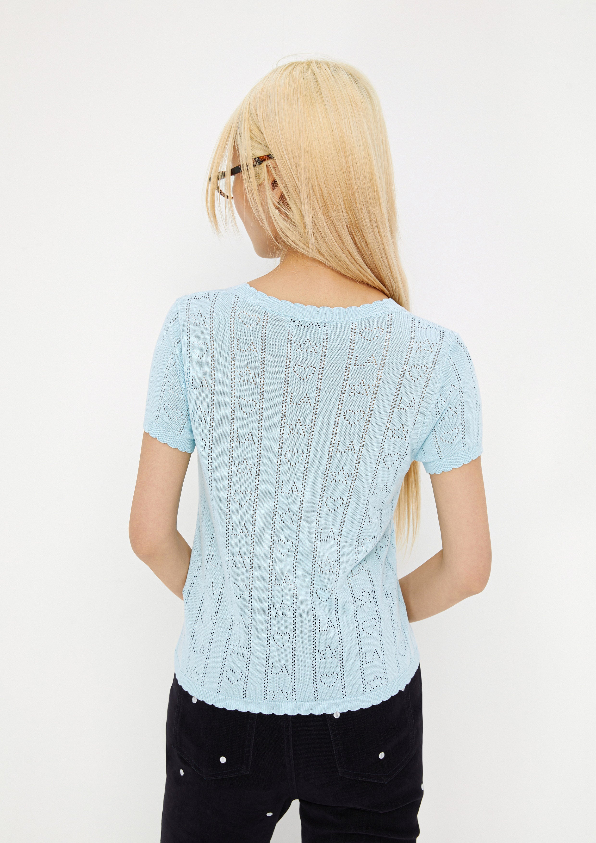 เสื้อถักแขนสั้นแต่งป้ายโลโก้ คอลเลกชัน Don't Call It Cute