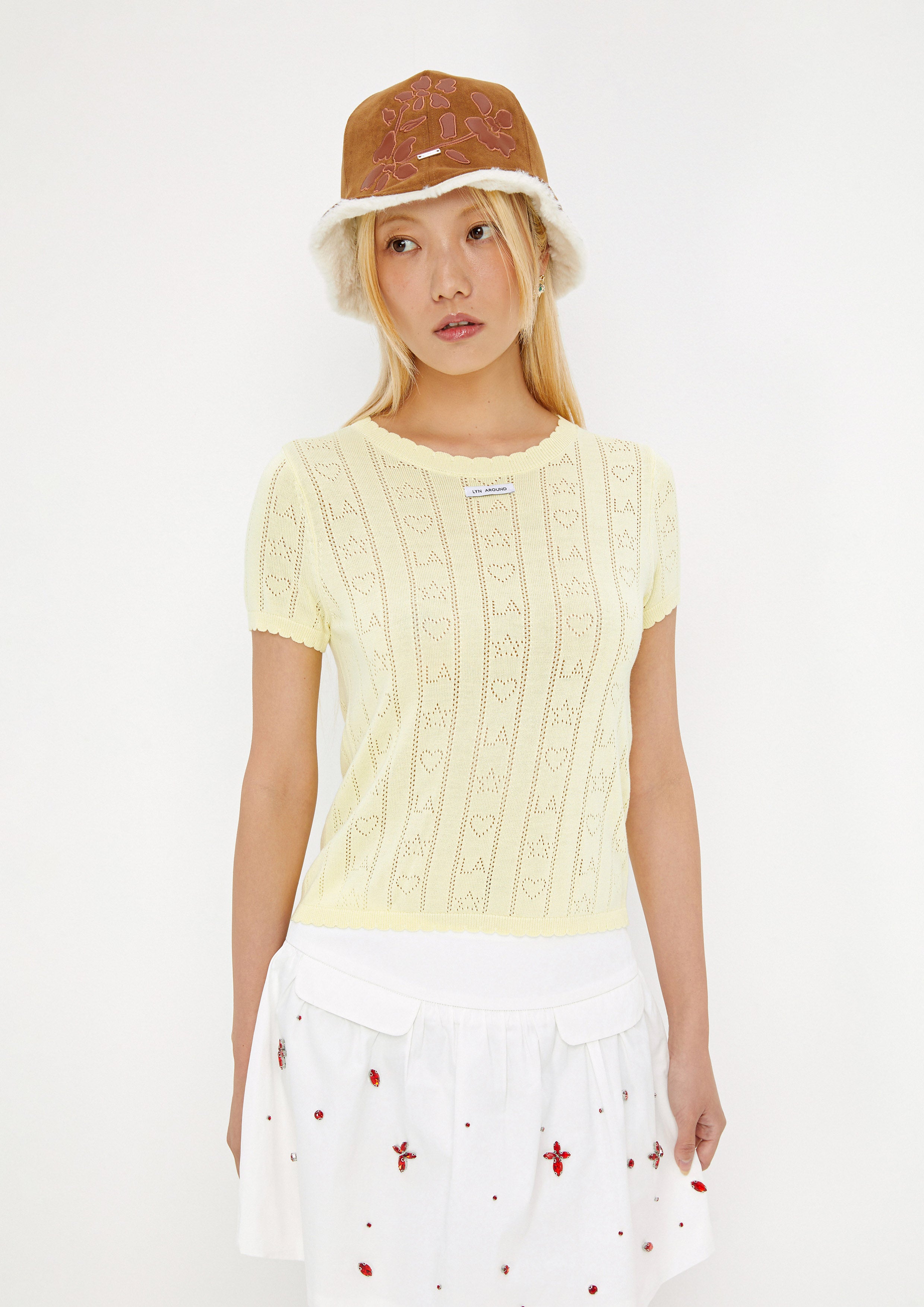 เสื้อถักแขนสั้นแต่งป้ายโลโก้ คอลเลกชัน Don't Call It Cute