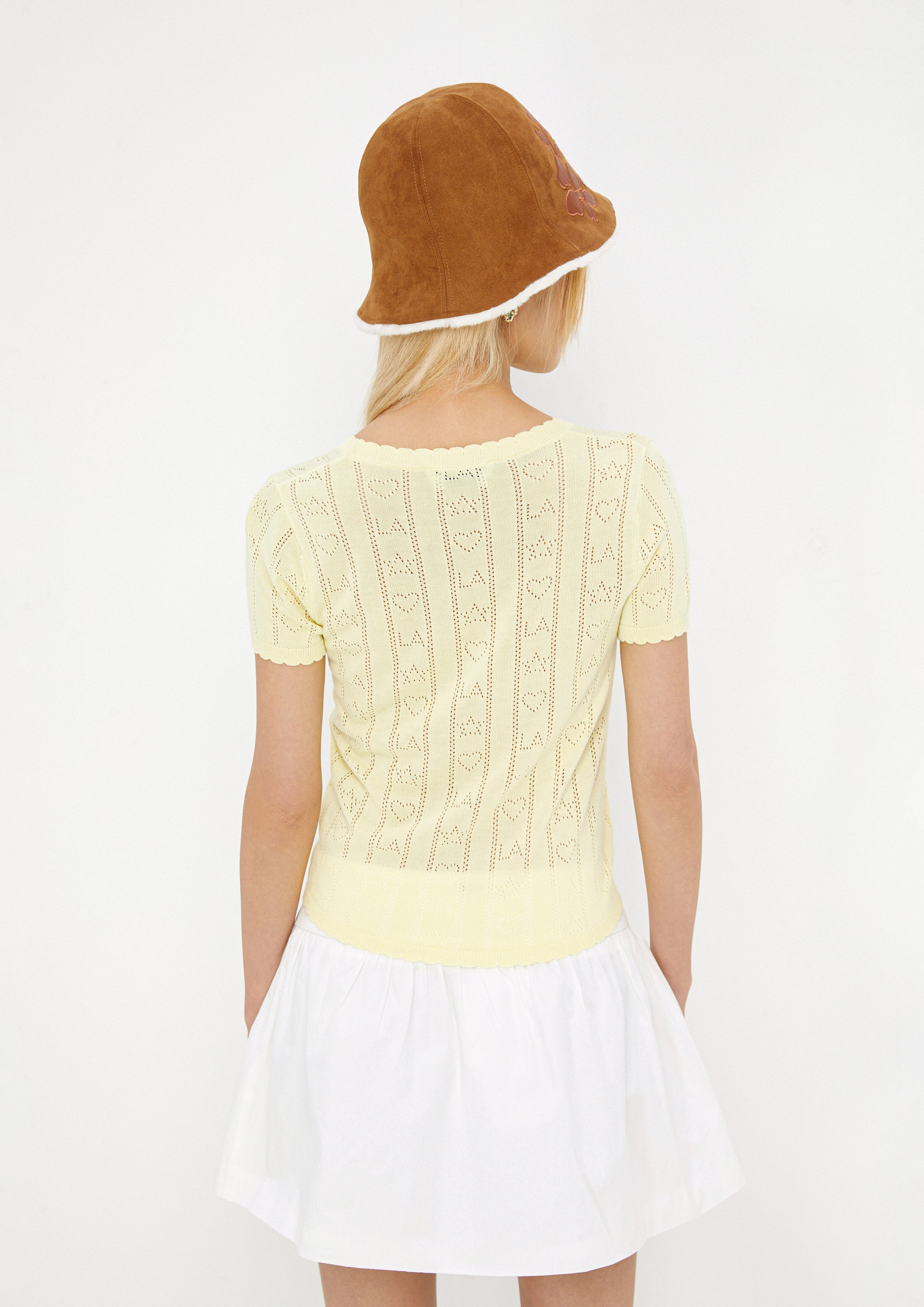 เสื้อถักแขนสั้นแต่งป้ายโลโก้ คอลเลกชัน Don't Call It Cute