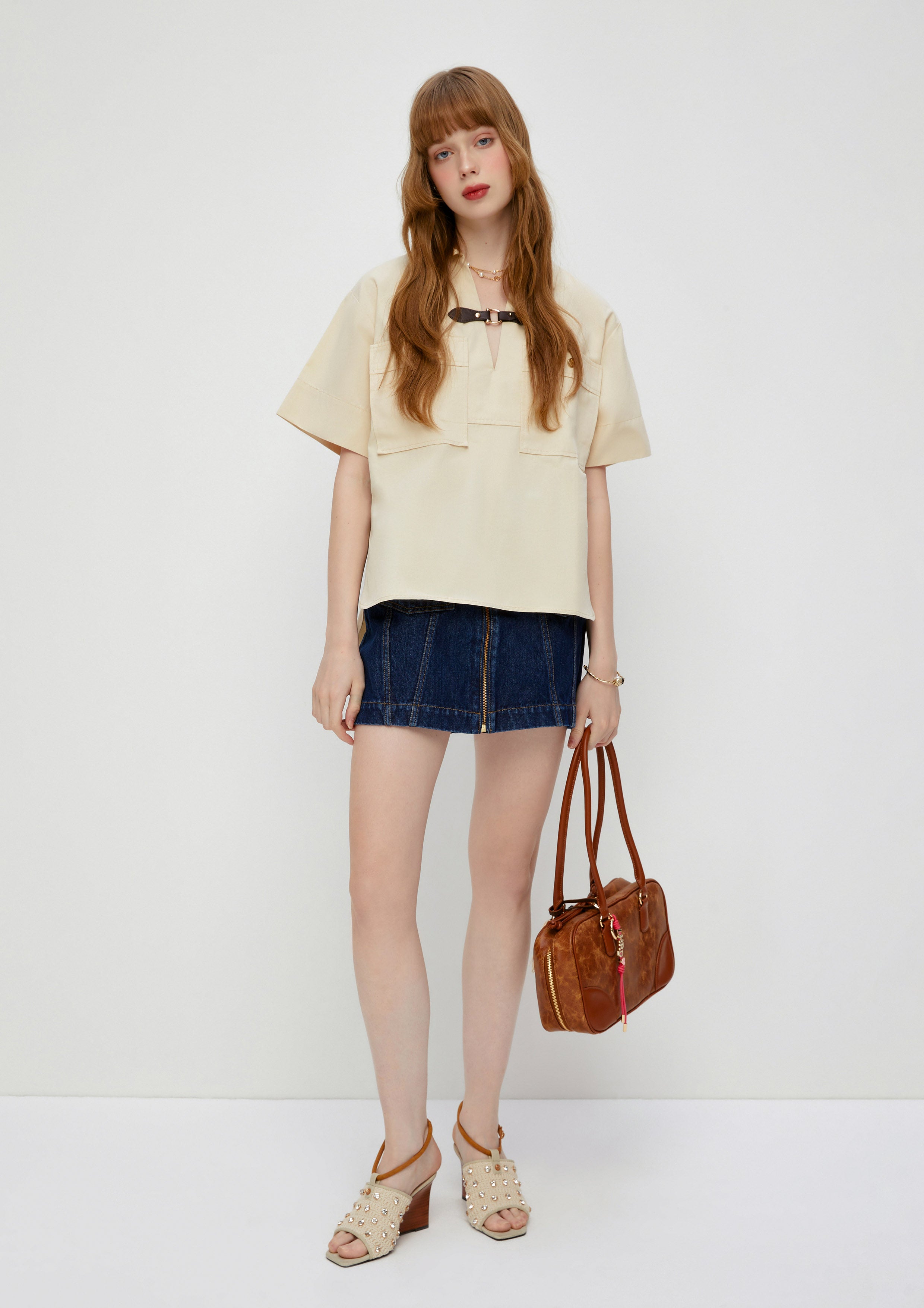 เสื้อแขนสั้นคอเสื้อวี คอลเลกชัน Safari Vibe