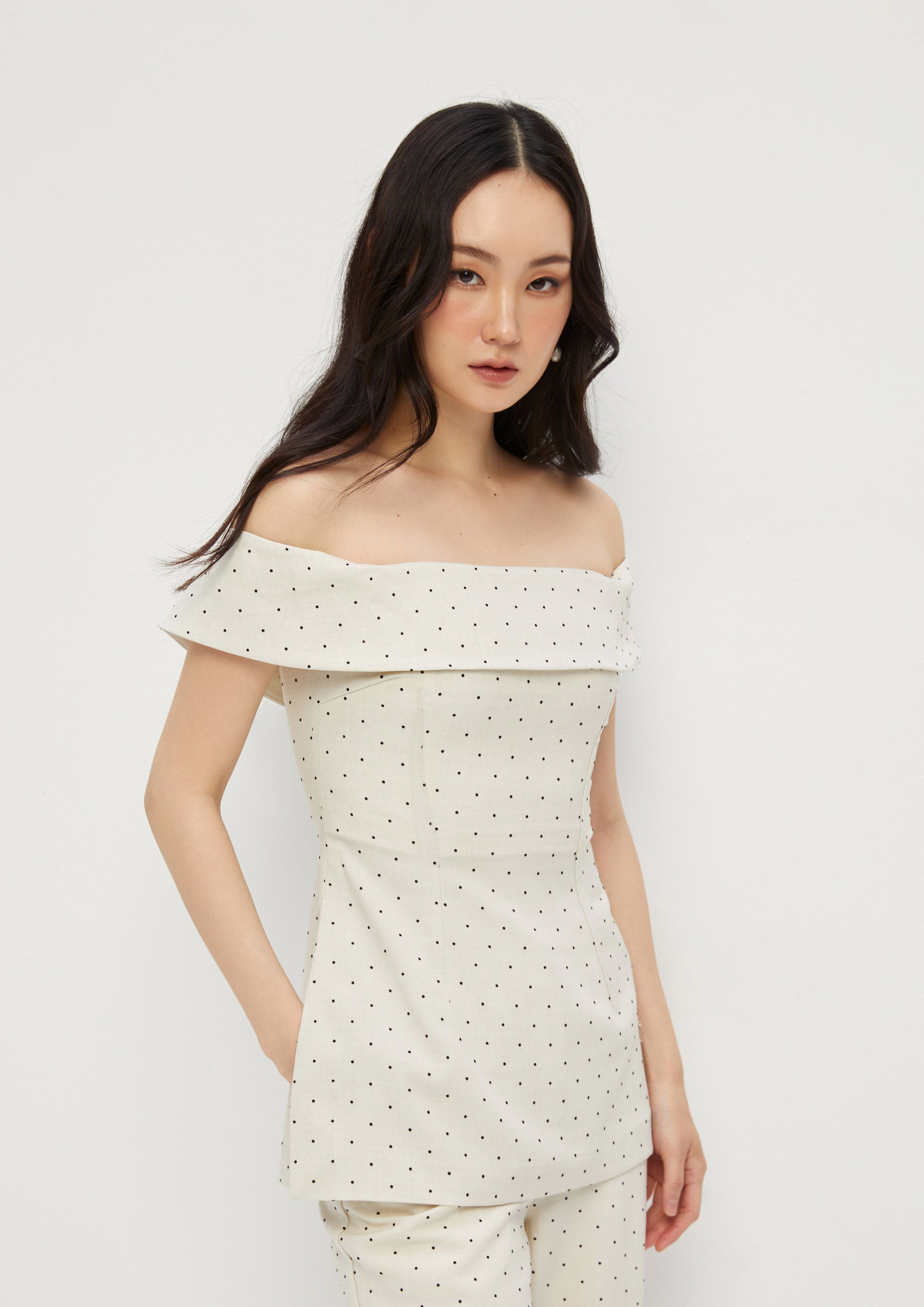 เสื้อเปิดไหล่พิมพ์ลายโพกาดอท คอลเลกชัน Amid Bloom and Savannah