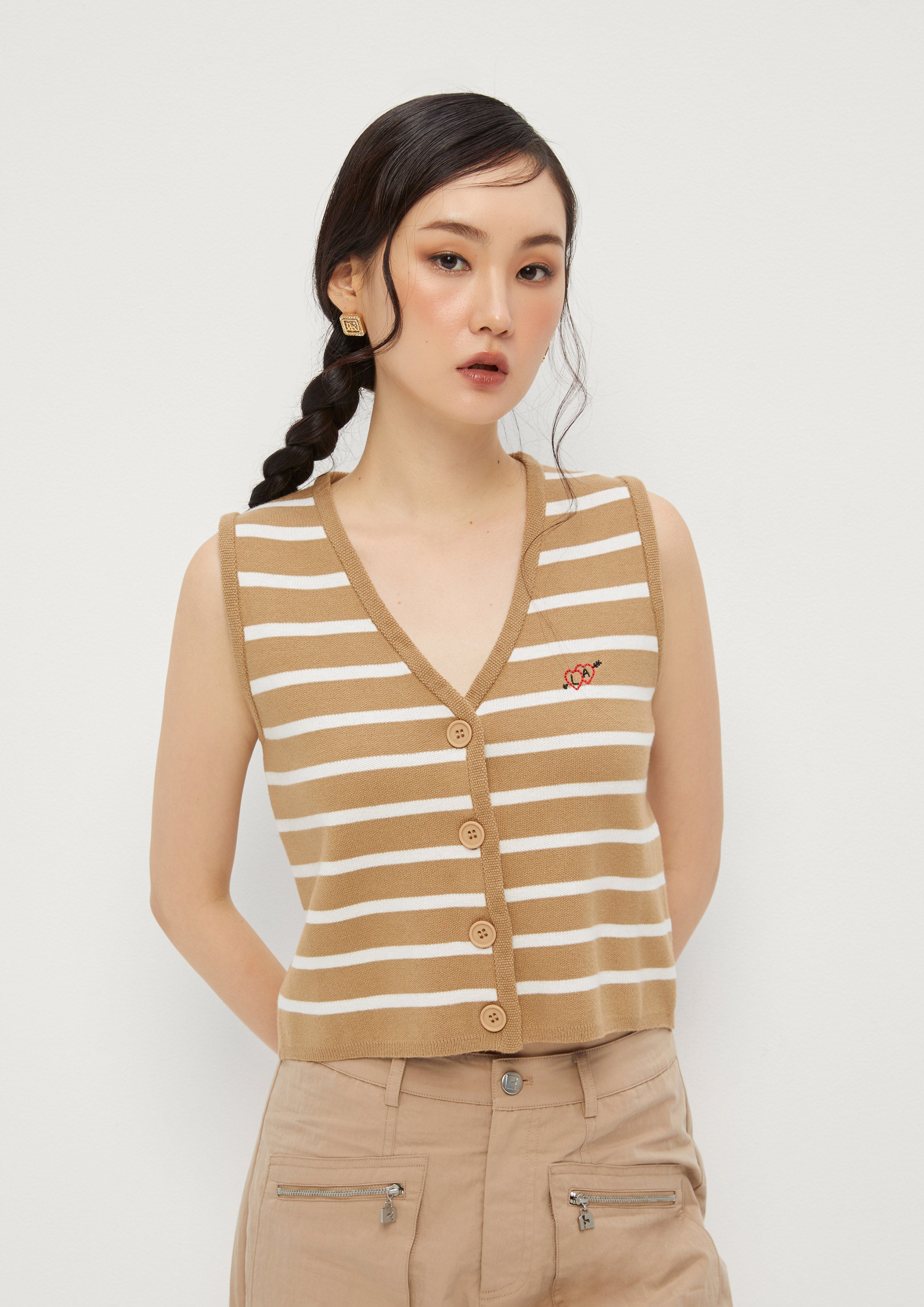 เสื้อกันหนาวแขนกุดลายทางปักโลโก้ คอลเลกชัน Don't Call It Cute