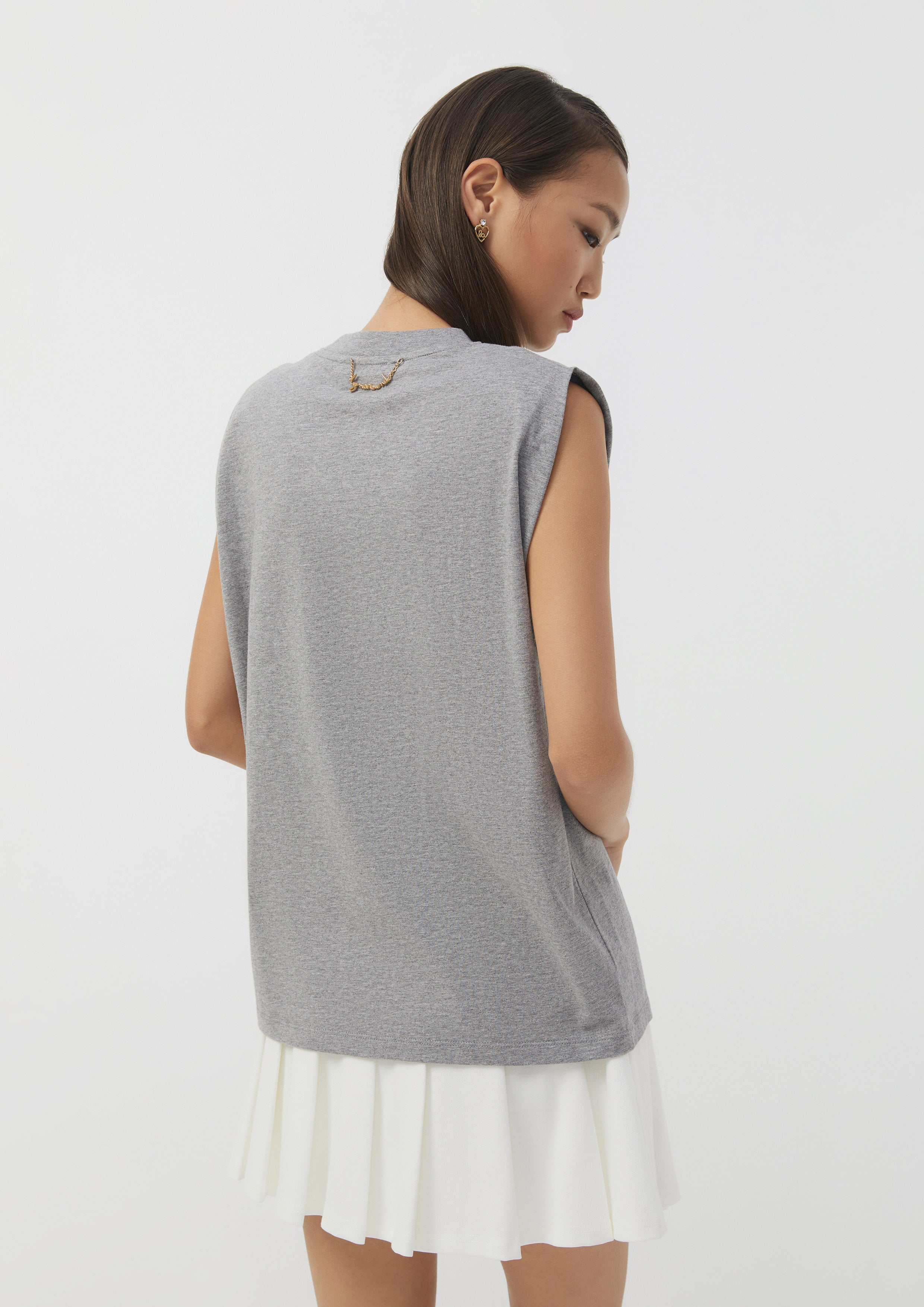 เสื้อแขนกุด คอกลม Urban Retreat