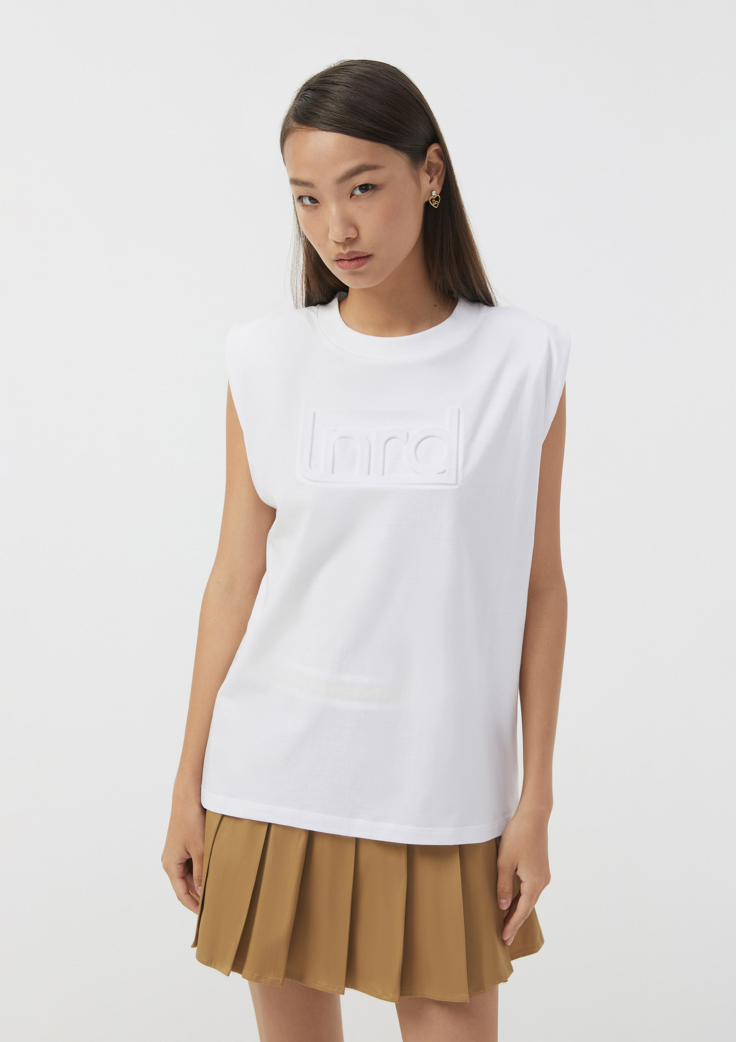 เสื้อแขนกุด คอกลม Urban Retreat